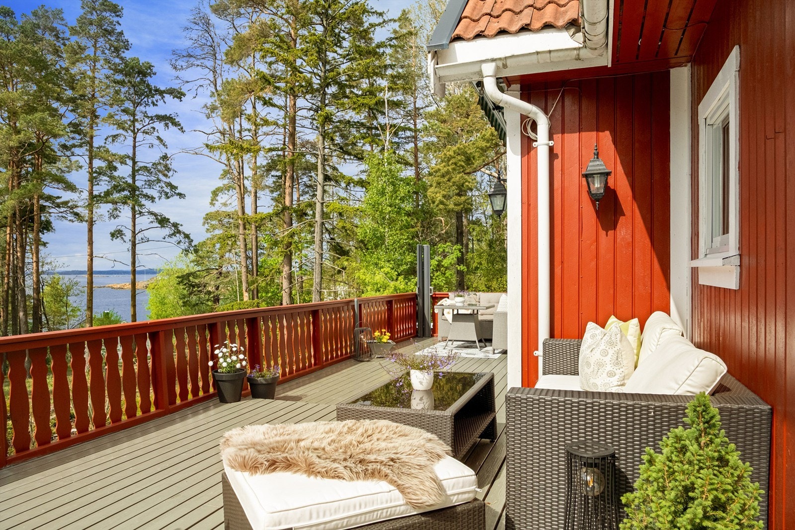 På terrassen ser du ut over sjøen utenfor Skjæløy og Saltnes, til sydspissen av Ryggelandet ved Larkollen. Galleribilde