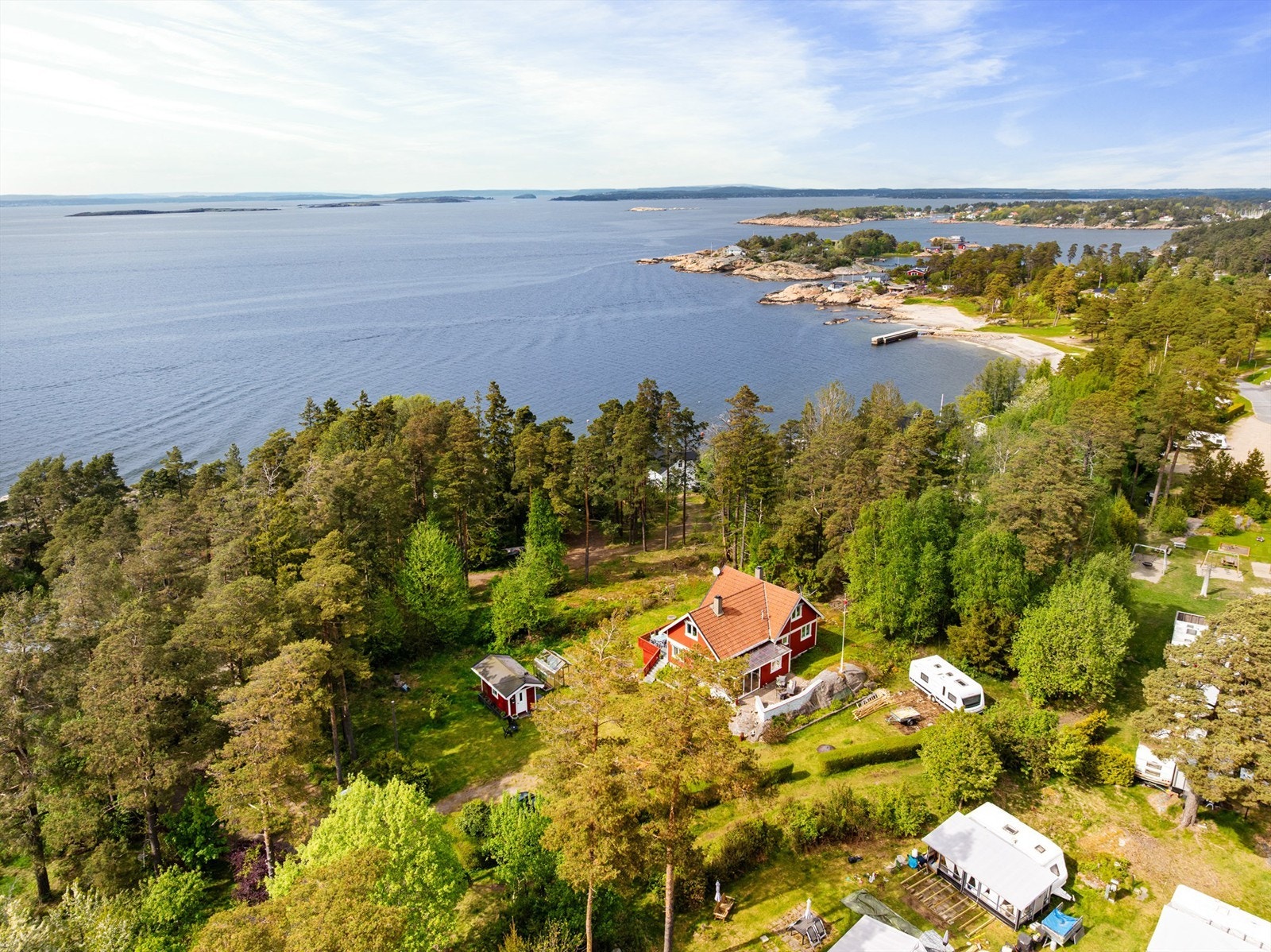 Tettvoksende hekk følger i stor grad tomtens sør-østre grense. Adkomstveien leder utenom campingområdet. Galleribilde