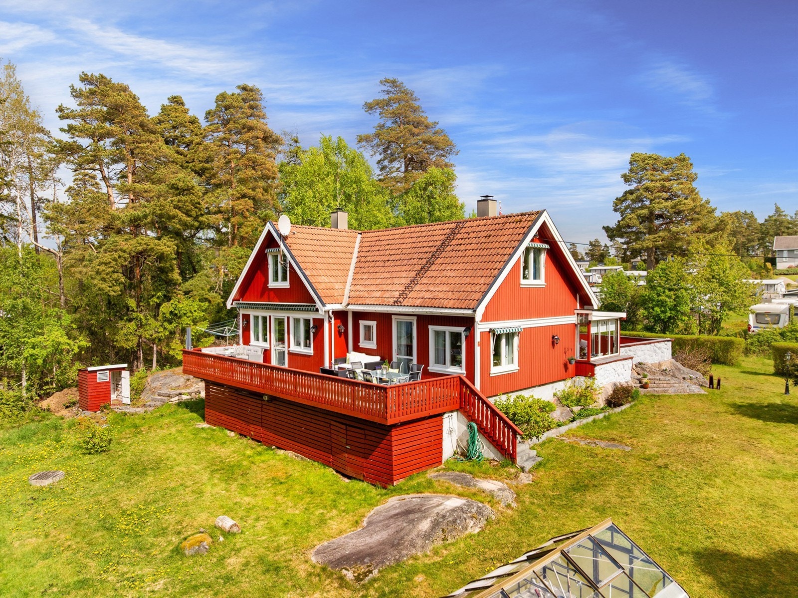 Utearealer på både øst- og vestsiden av første etasje gir valgfrihet og tilpasningsmulighet etter vær, vind og solens gang gjennom dagen. Galleribilde