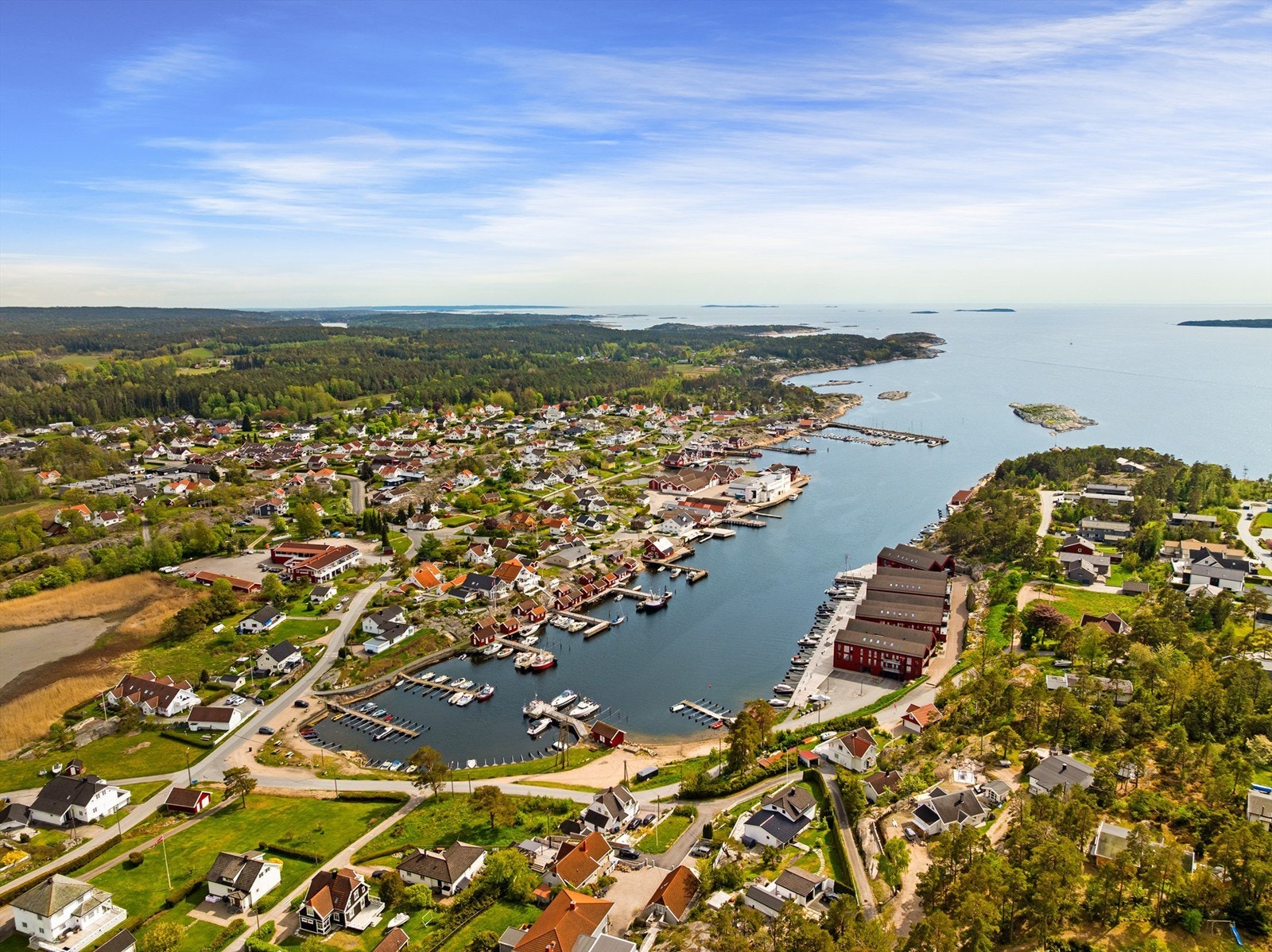 Det er passende gangavstand til og fra Engelsvikens maritime og sjarmerende sentrumsområde med blant annet spisesteder, fiskehandel og treningssenter. Galleribilde