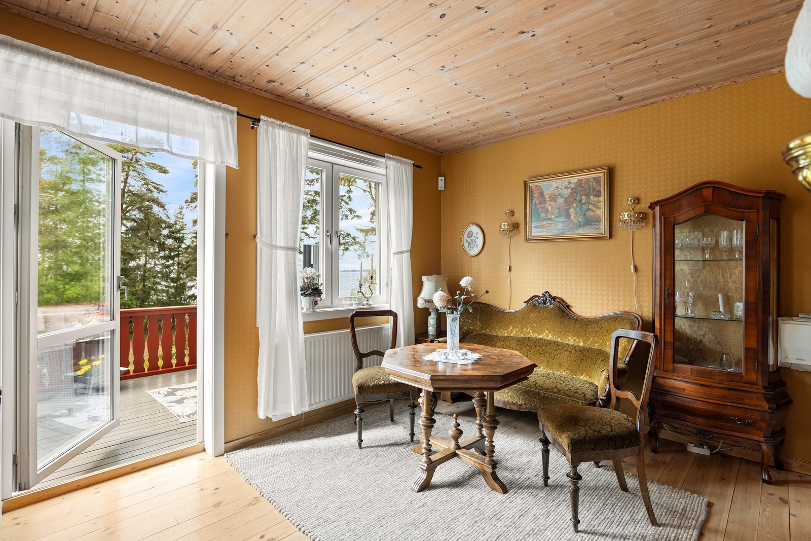 Vinduer og terrassedører er alle fra 1993 - også i hyttas opprinnelige del. Galleribilde