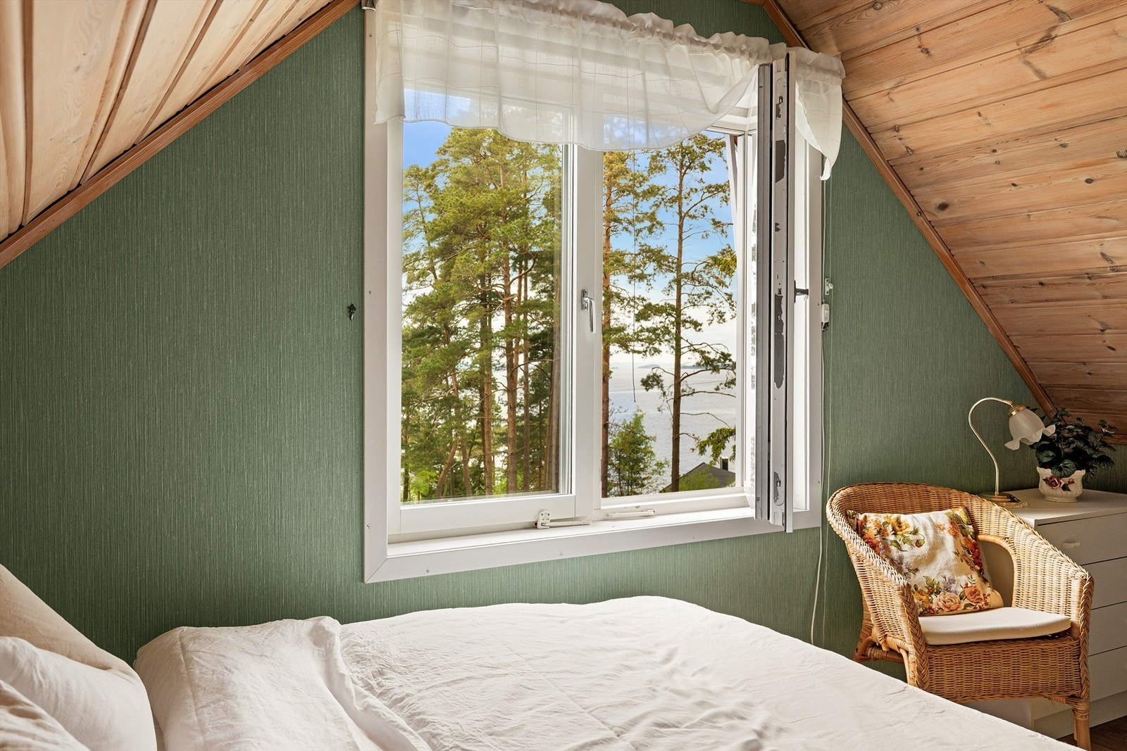 Fra rommet vest i tilbyggets loftsetasje sees fin utsikt til fjorden og Vestfold-siden. Loftsrommene i tilbygget er ikke godkjent for varig opphold. Galleribilde