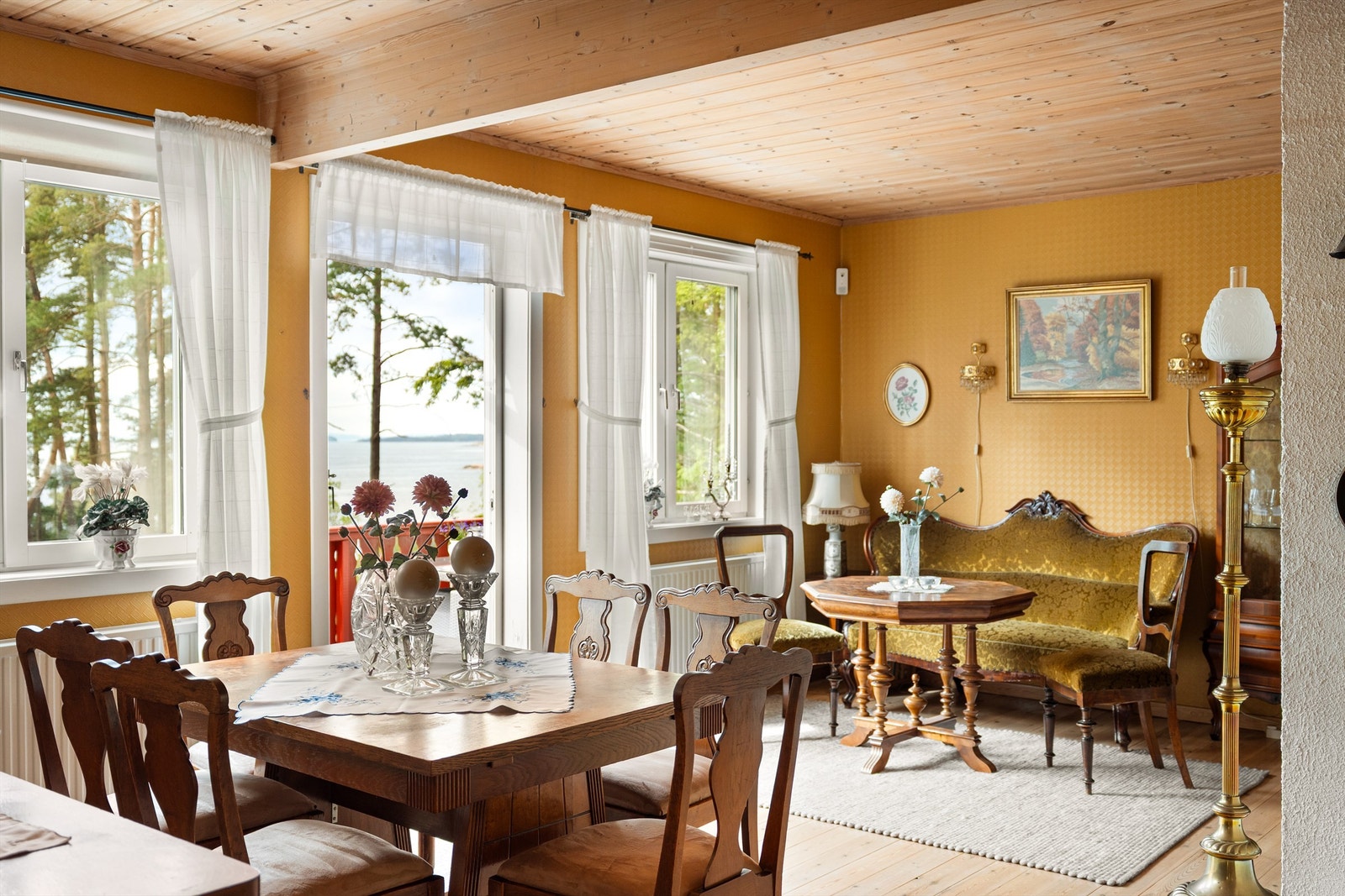 Det er fin fjordutsikt å se også innendørs i spisestuen som inngår i hyttas tilbyggede del fra 1993. Galleribilde