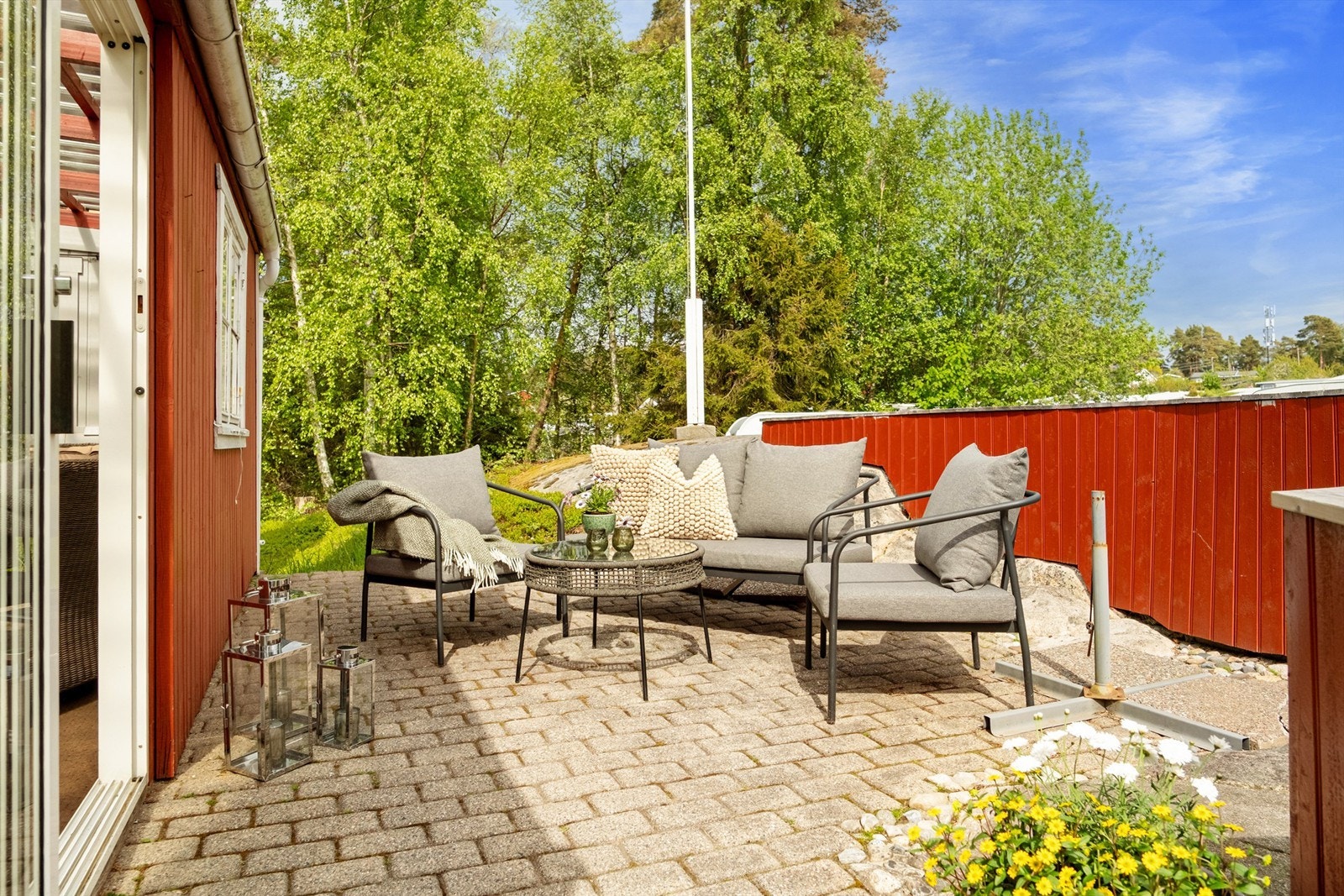 Uteplassen foran inngangspartiet passer utmerket for kaffe i morgensolen. Her er det sommerstid sol fra de tidlige timer. Galleribilde