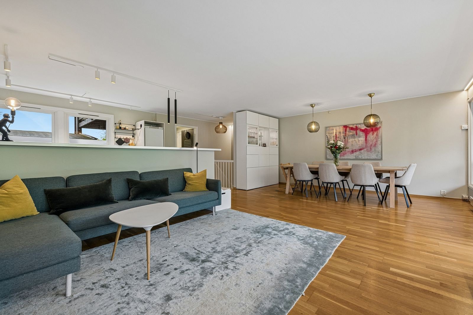 Stor åpen stue med utgang til balkong Galleribilde