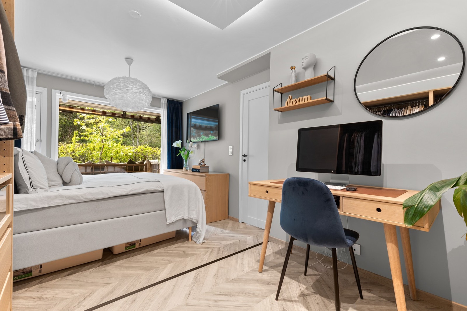 Innbydende rom med moderne fargevalg, plass til hjemmekontor og en rolig atmosfære for avslapning. Galleribilde