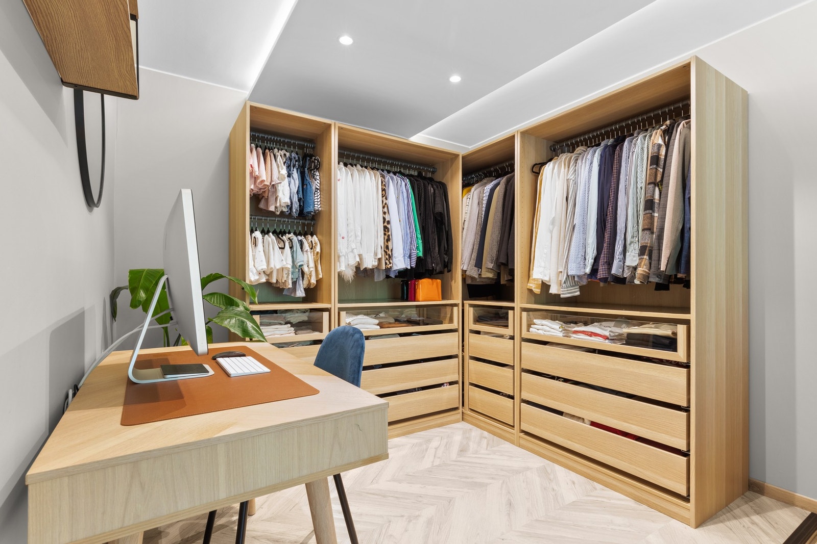 Walk-in-garderobe med gode oppbevaringsmuligheter og oversiktlig innredning som gjør hverdagen enklere. Galleribilde