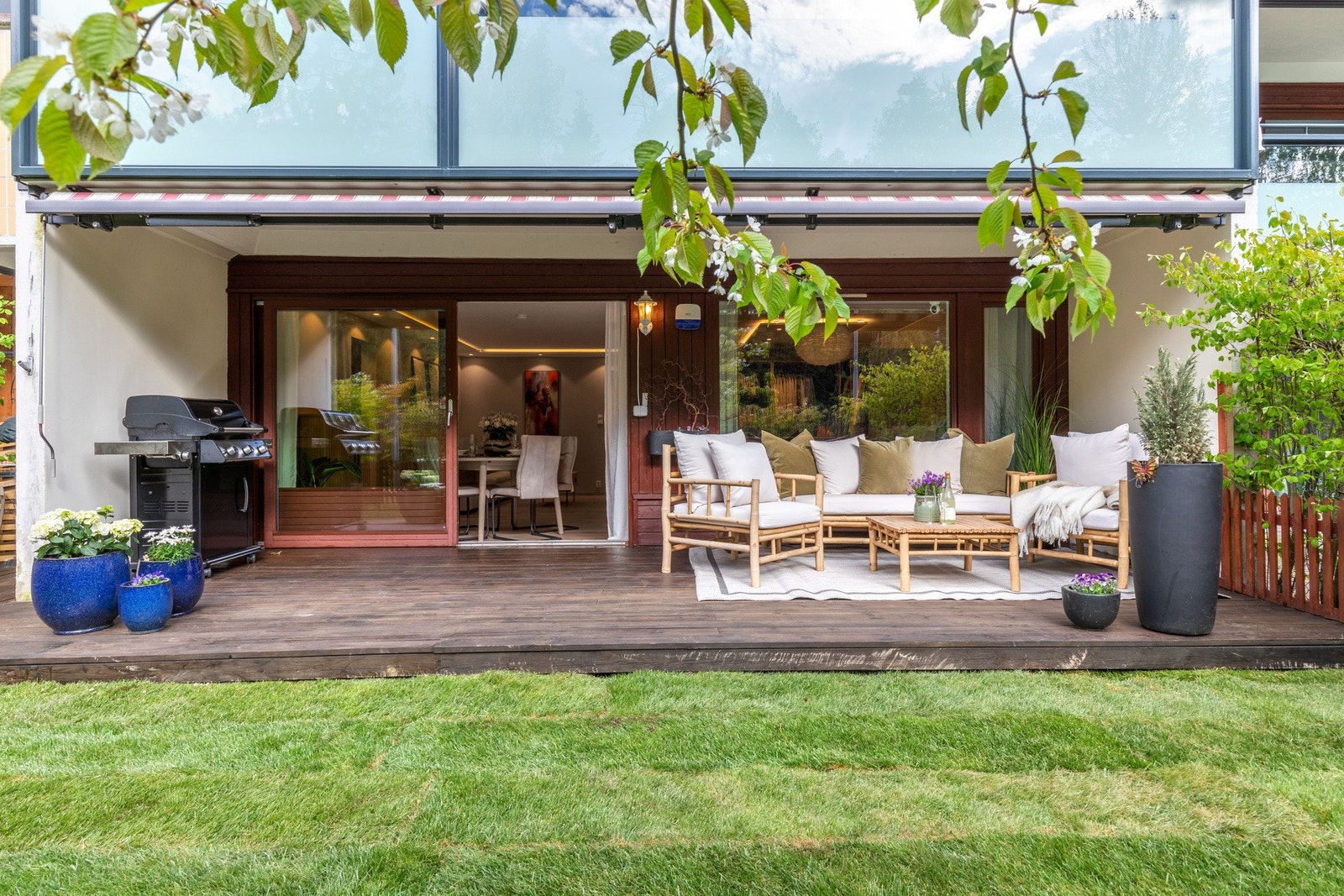 Fra terrassen er det sømløs overgang mellom inne- og utearealer, perfekt for lange sommerdager. Galleribilde