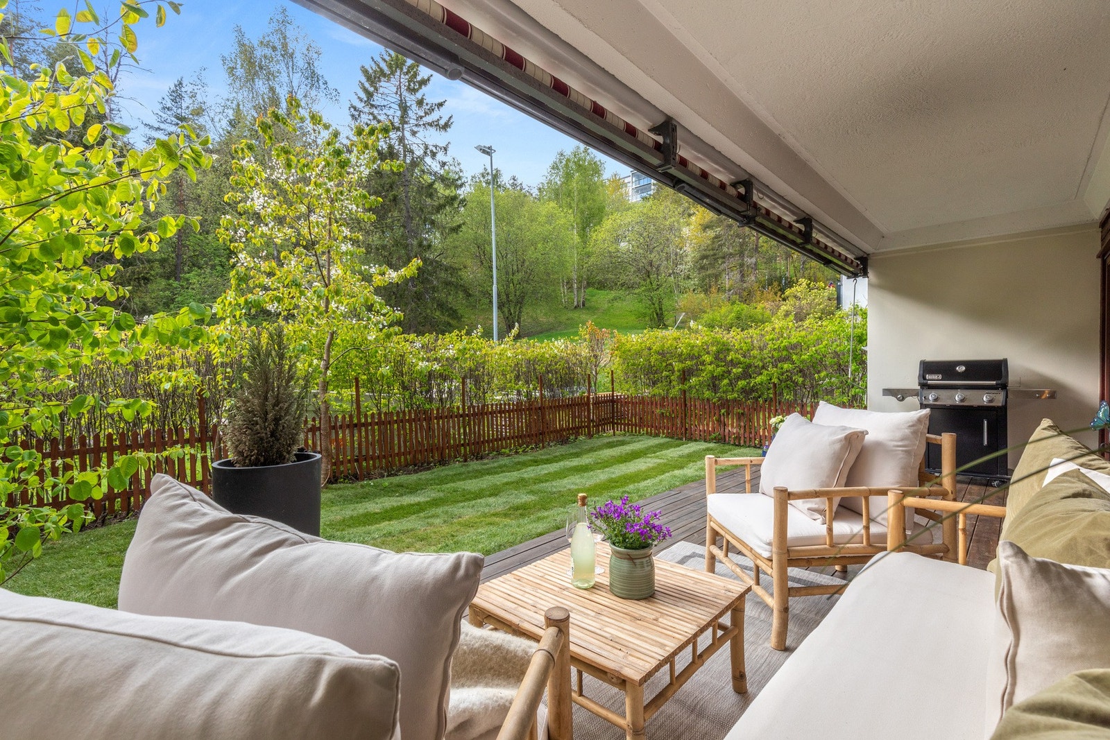 Stor og skjermet terrasse med hyggelig loungeområde og direkte adkomst til egen hage. Galleribilde
