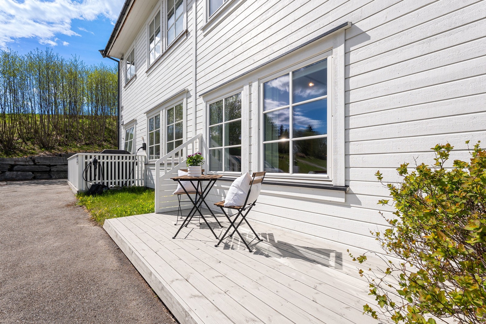 Utenfor stuevinduet har du en veranda med plass til ønsket utemøblement og grill e.l. Galleribilde
