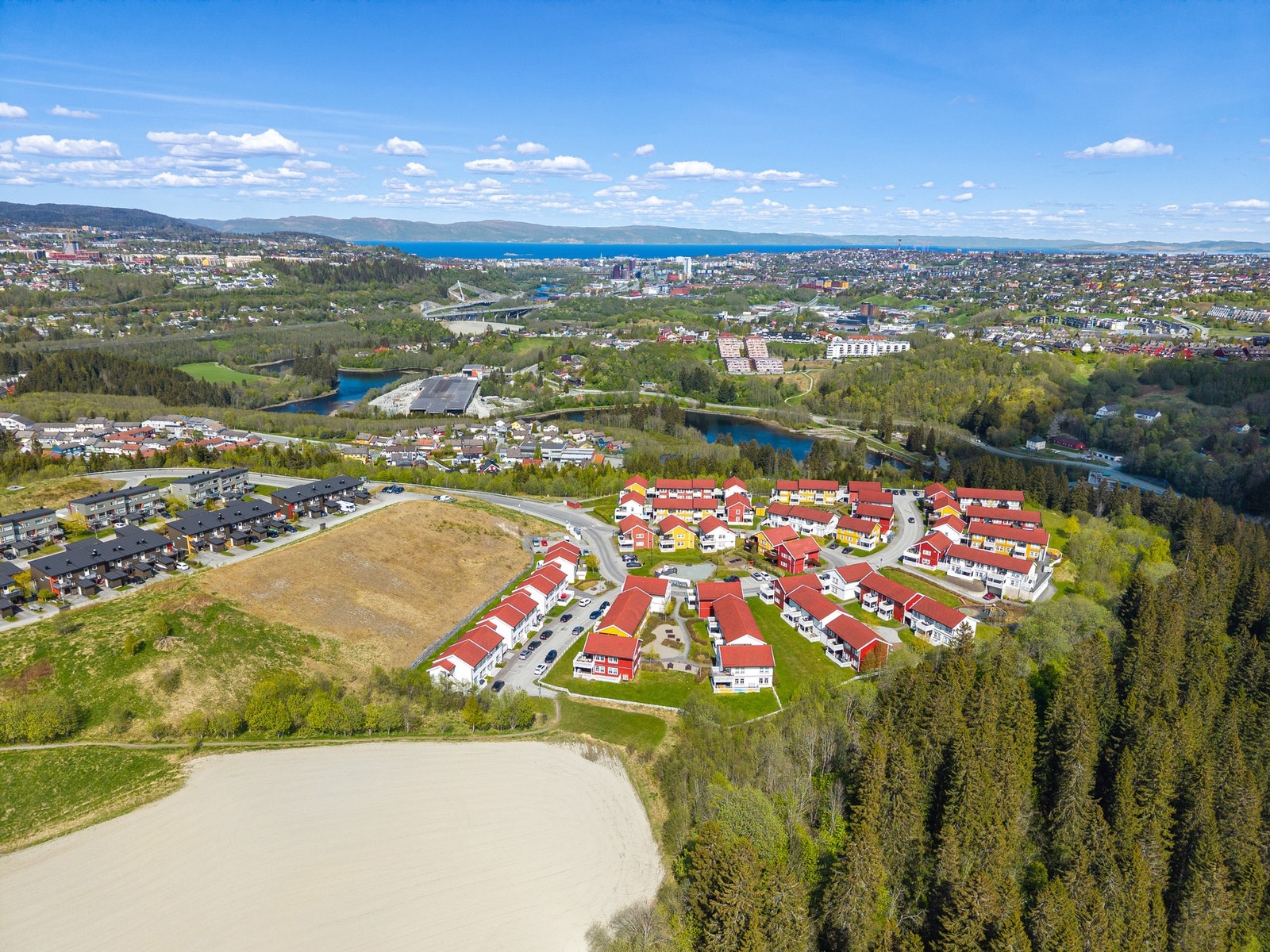 Okstad er et rolig og familievennlig boligområde med en attraktiv beliggenhet sør for Trondheim sentrum. Galleribilde
