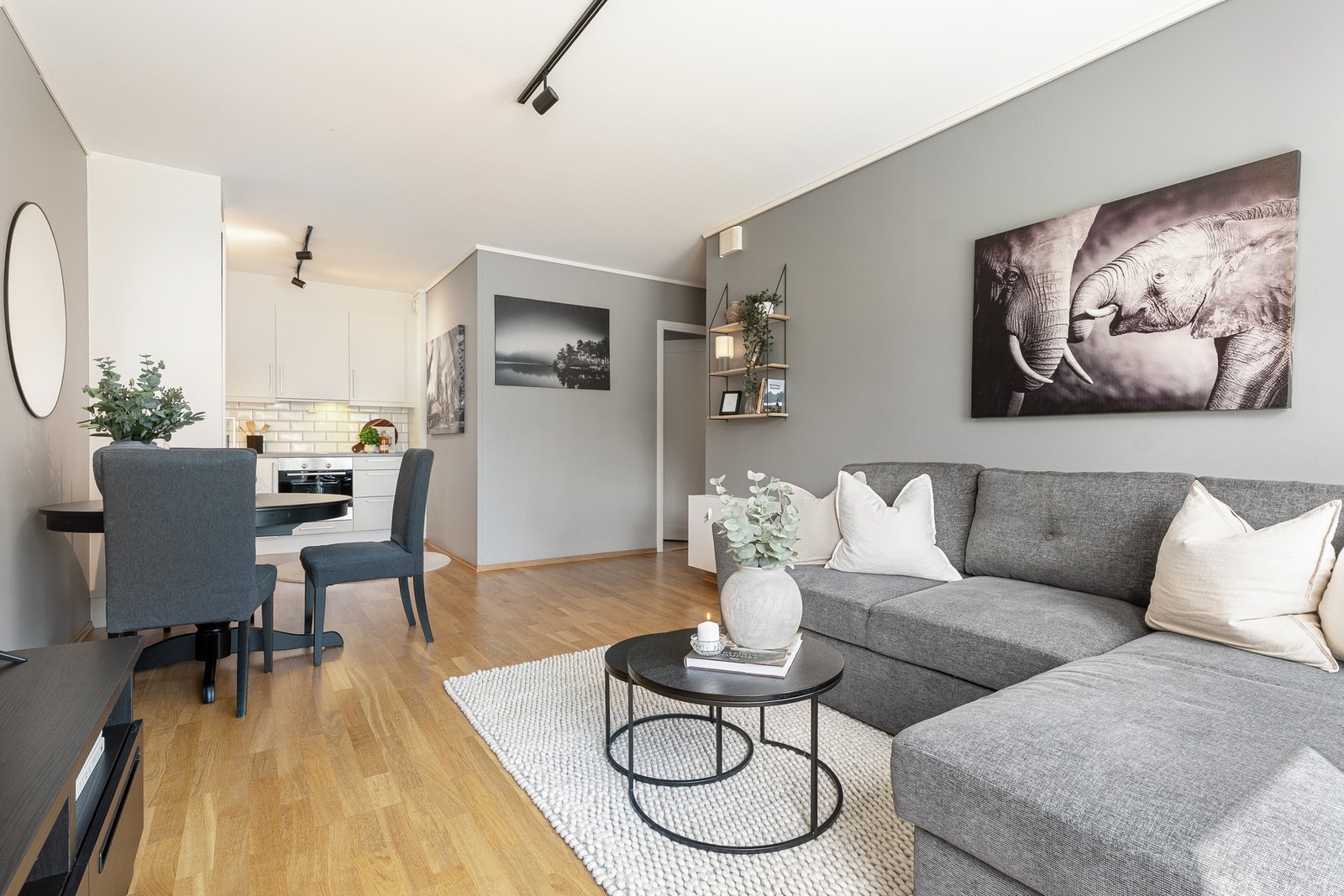 Boligen sto ferdigstilt i 2013 og har en gjennomgående moderne standard. Galleribilde