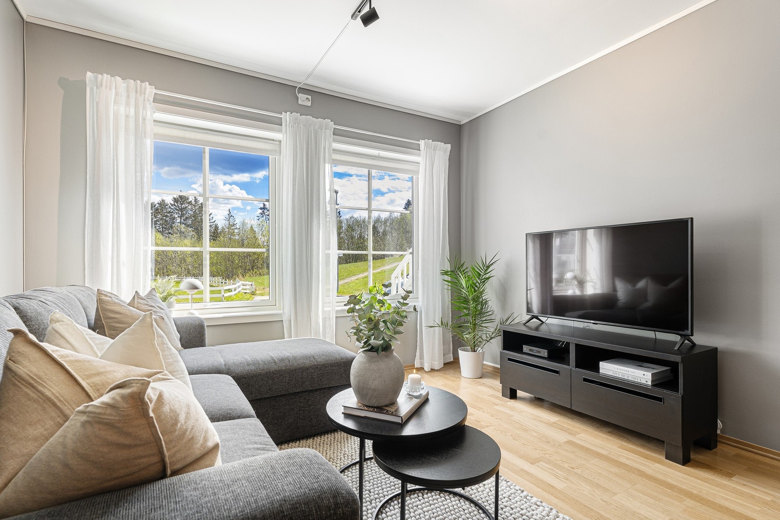 Store vindusflater gir et godt lysinnslipp, og i kombinasjon med en takhøyde på 250 cm, bidrar dette til en lett og luftig atmosfære. Galleribilde