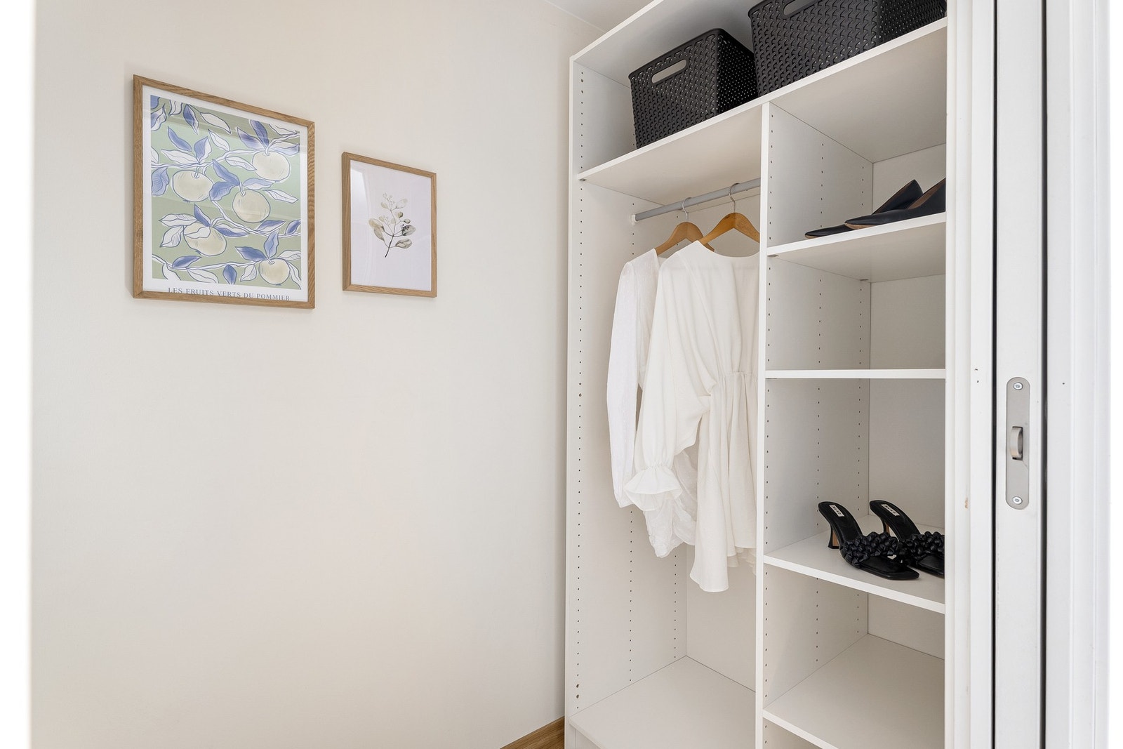 I tilknytning til soverommet finner du leilighetens innvendige bod på ca. 3 kvm. Her har du gode lagringsmuligheter/walk-in closet. Galleribilde