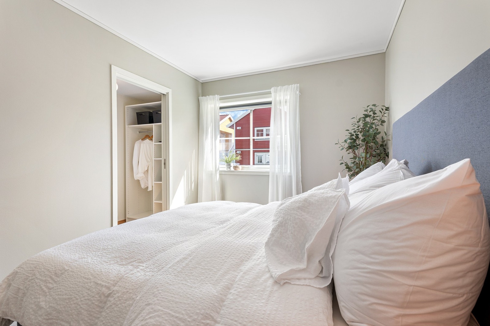 God plass til dobbeltseng og oppbevaring. Galleribilde