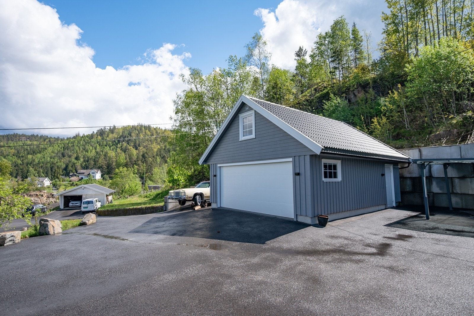 Garasjen har elbil-lader! Galleribilde