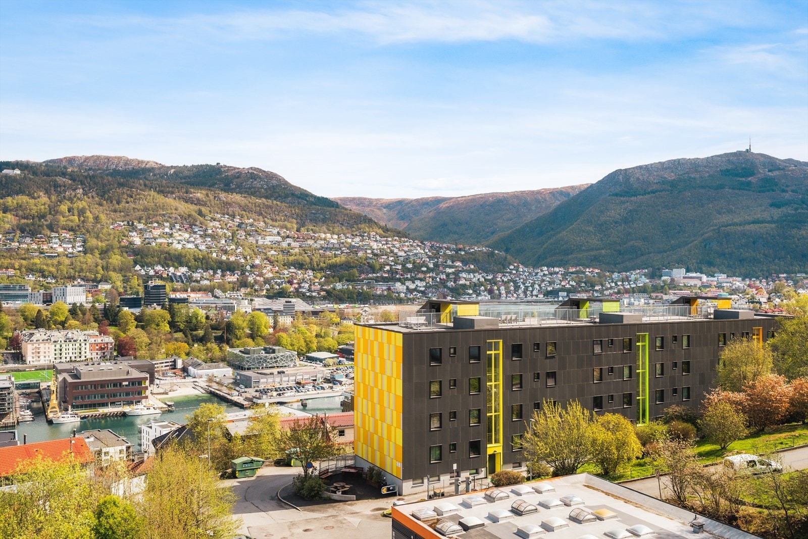 Hele fasaden ble nyoppusset, etterisolert og fikk takterrasser i 2021 Galleribilde