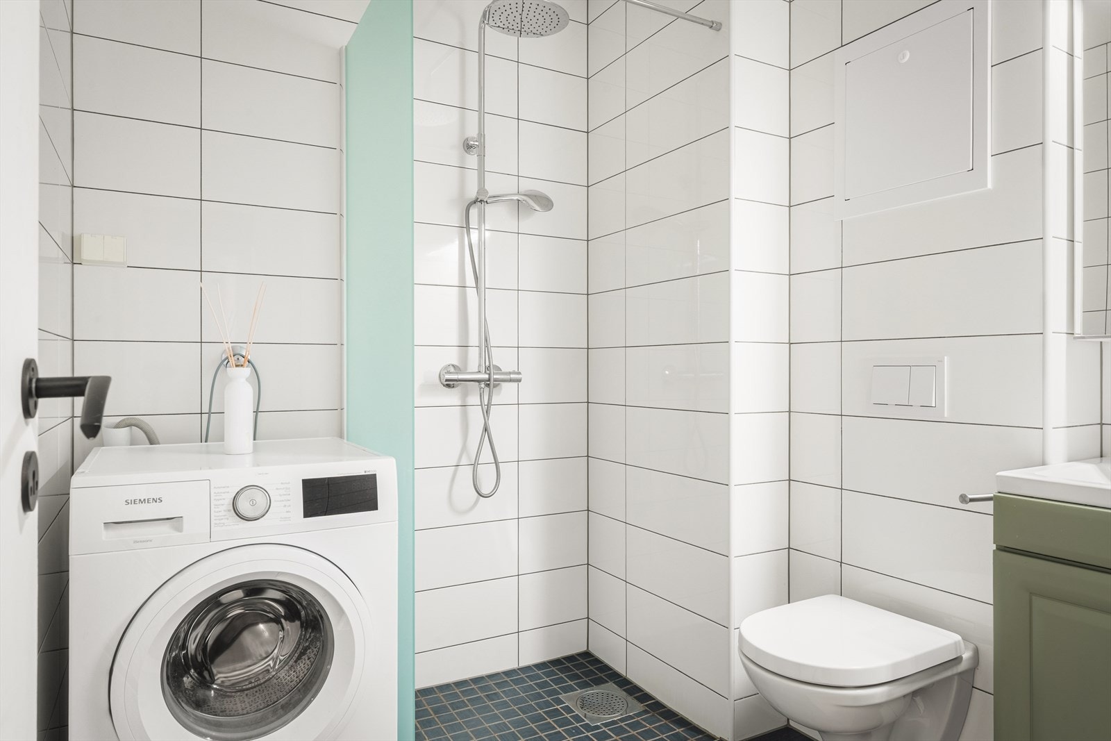 Badet er målt til 4.2 m² og ble pusset opp i ca. 2020 med flis på flis av tidligere selger Galleribilde