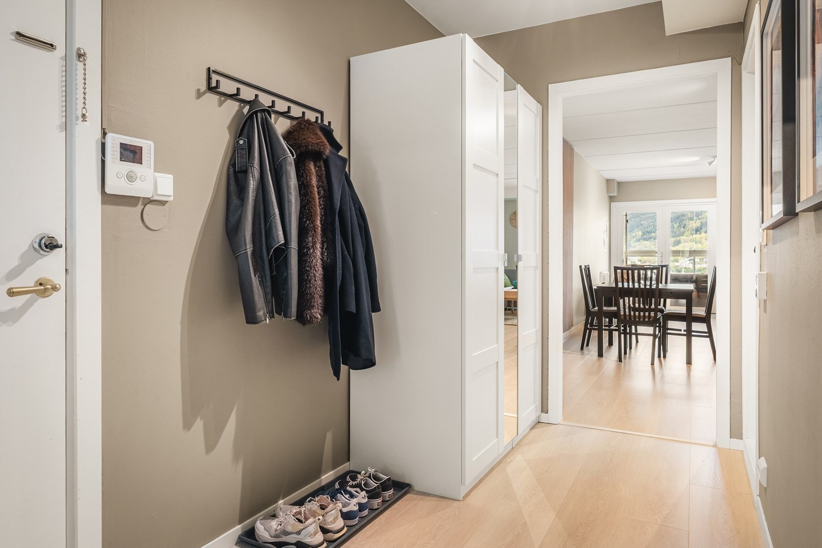 Entréen er lys og innbydende, hvor man får et umiddelbart inntrykk av boligens gode standard, samt den nydelige utsikten fra stuen midt i fleisen Galleribilde