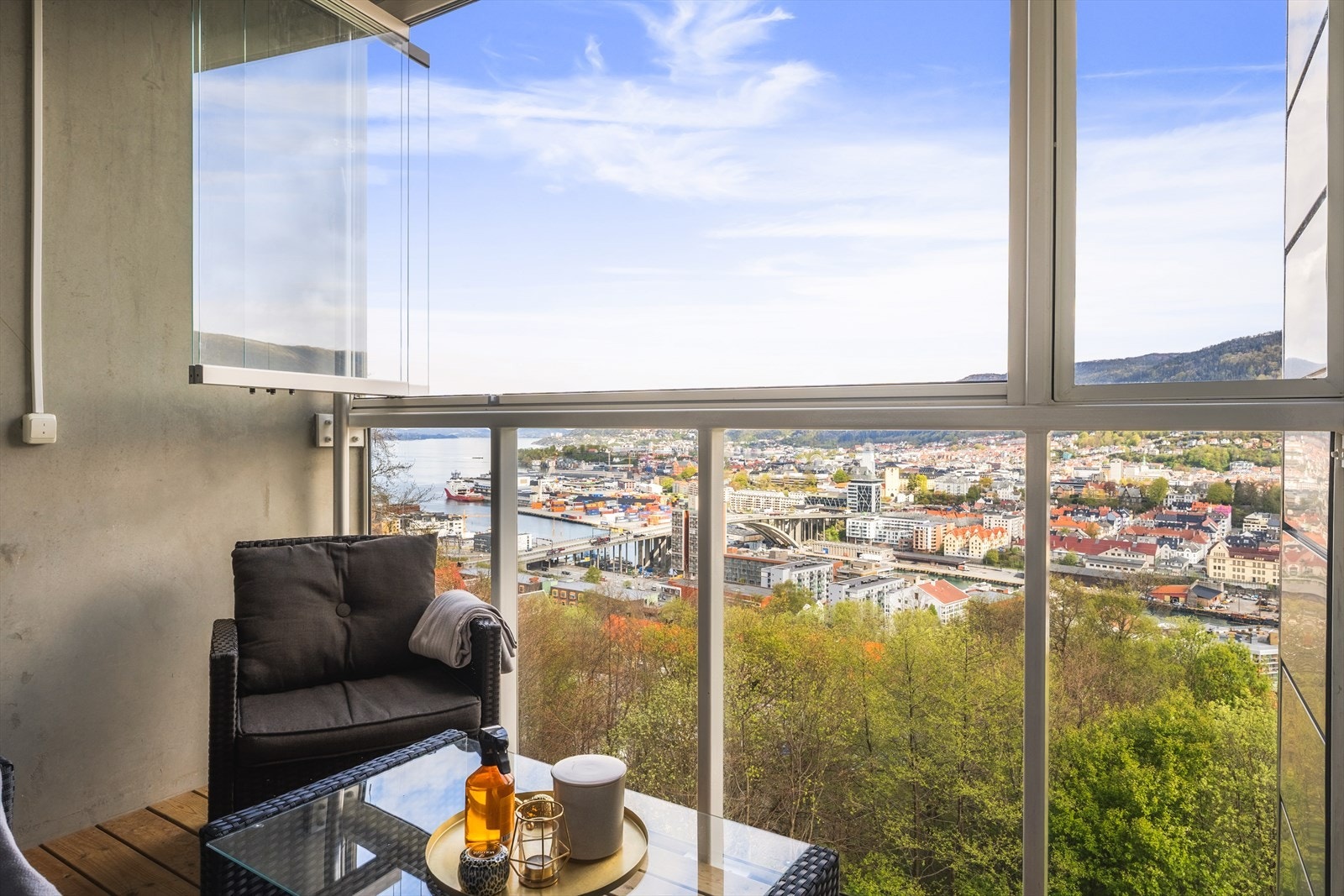 En stilren 3-roms leilighet med enestående utsikt, balansert ventilasjon, heis og sentral beliggenhet Galleribilde