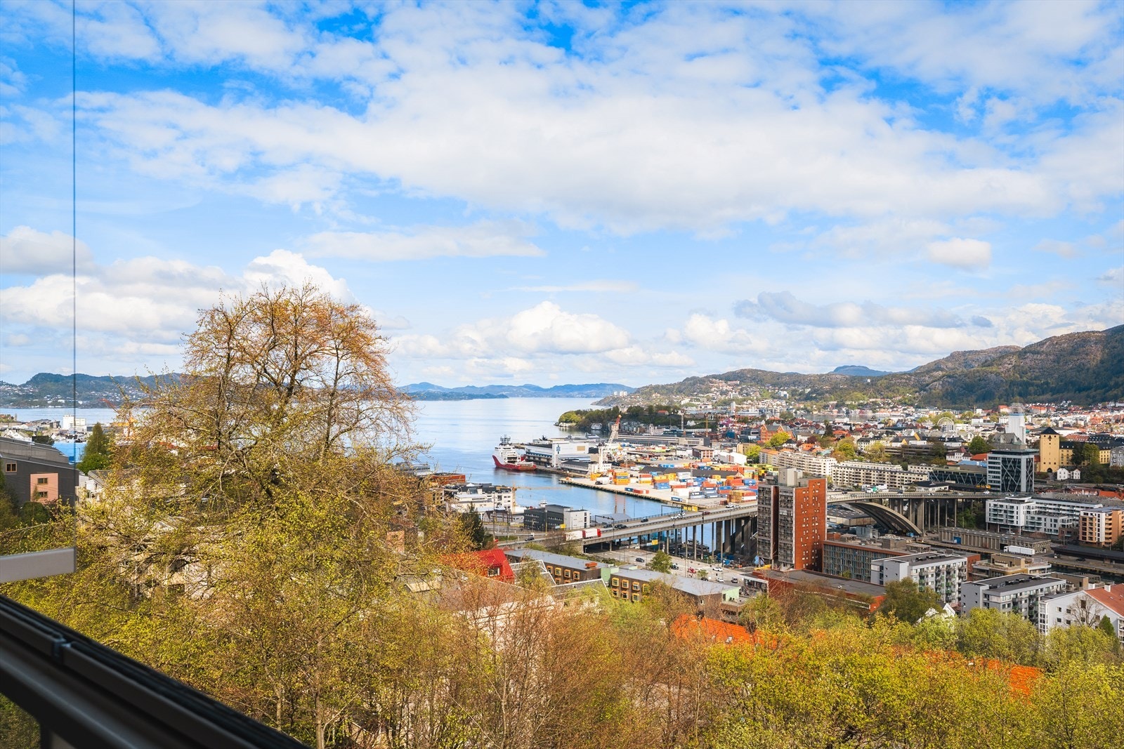 Nyt utsikten over Bergen by, Damsgårdssundet, og byfjellene Galleribilde