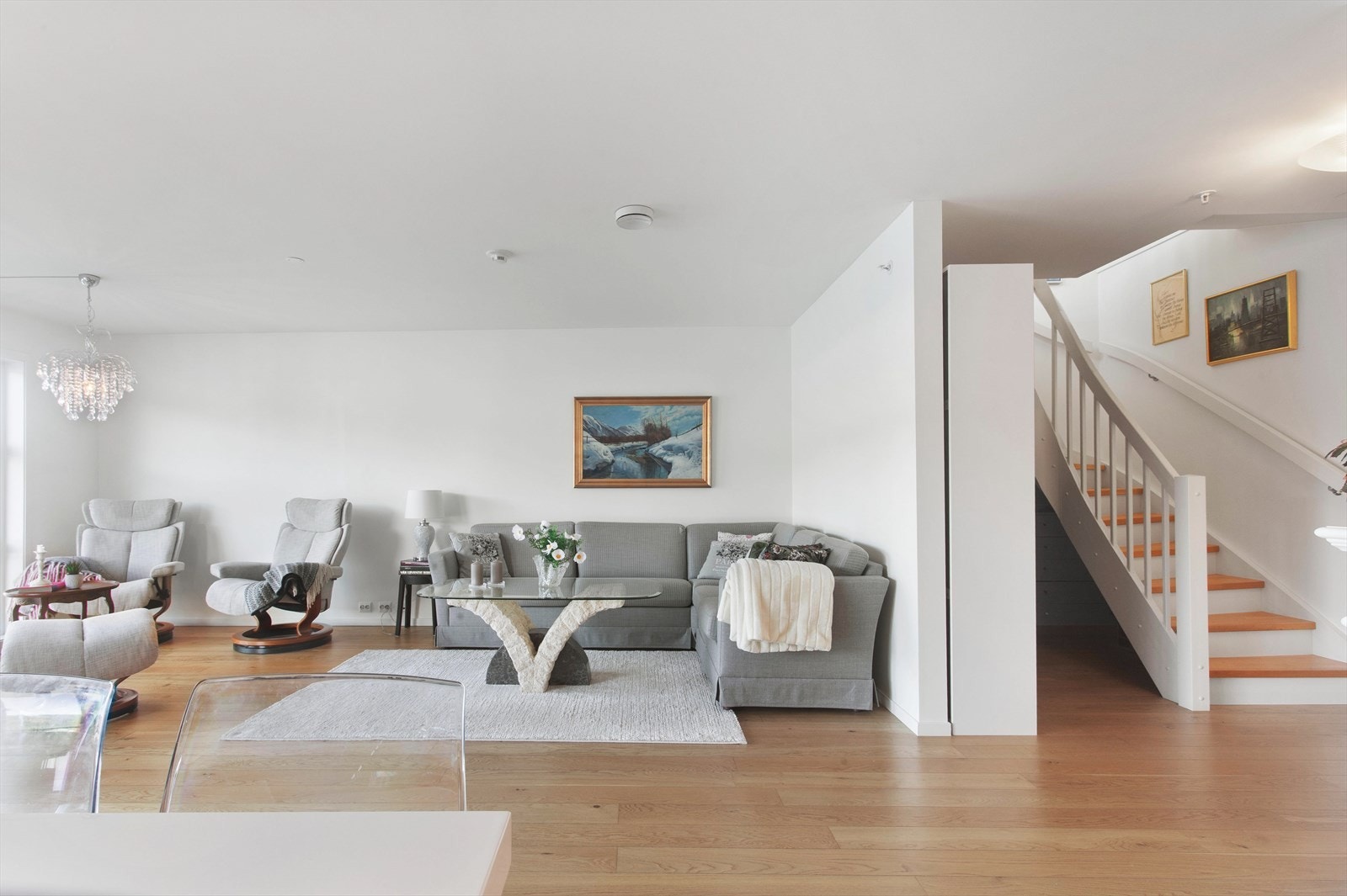 Den interne trappen til 2. etasje er elegant integrert i rommet og bidrar til en luftig og moderne romfølelse. Galleribilde