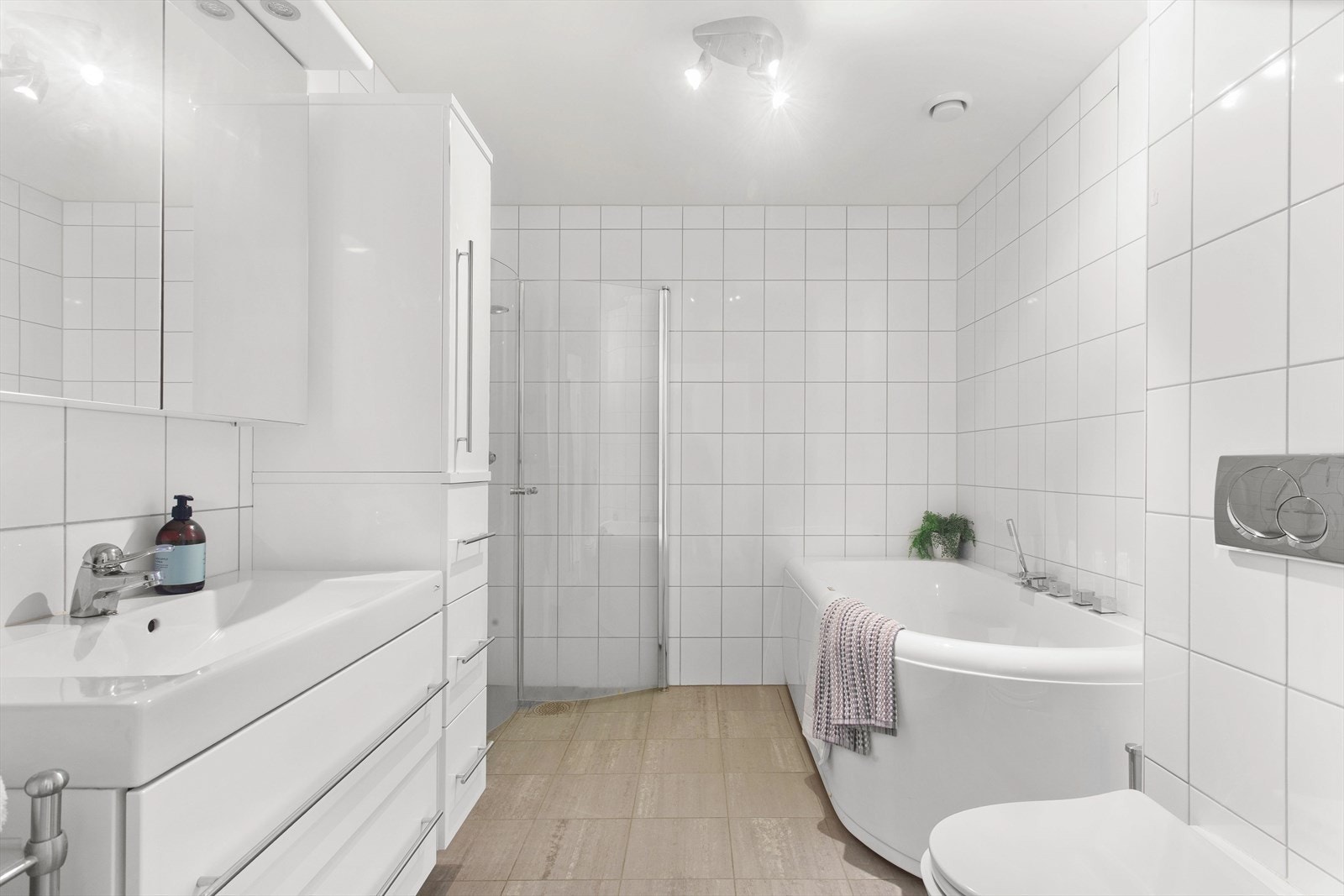 Badet i hovedetasjen er romslig og funksjonelt innredet med flislagte gulv og vegger, samt malte takplater i himlingen. Galleribilde