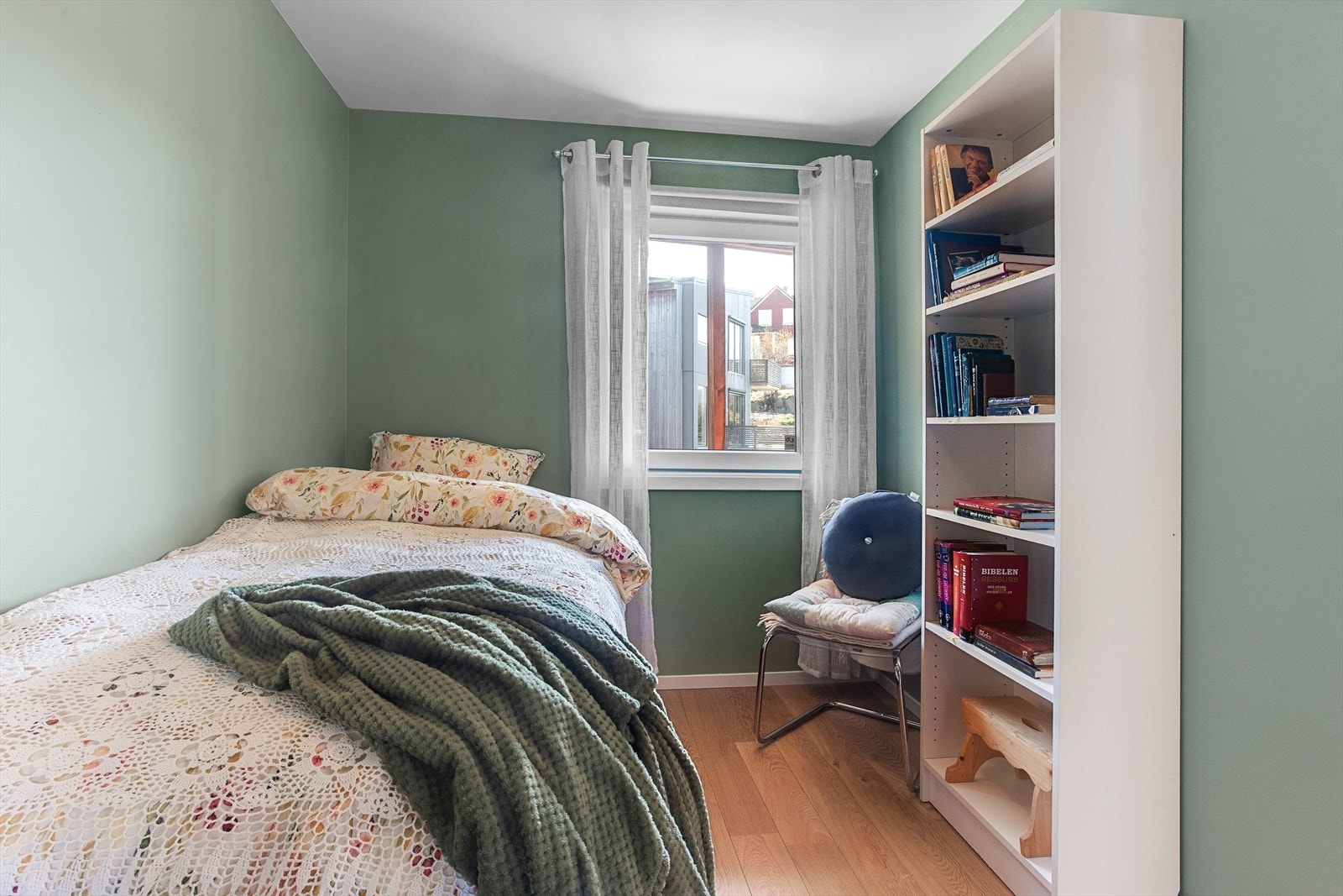 Det andre soverommet i første etasje egner seg godt som barnerom, gjesterom eller kontor. Rommet har også stor skyvedørsgarderobe. Galleribilde