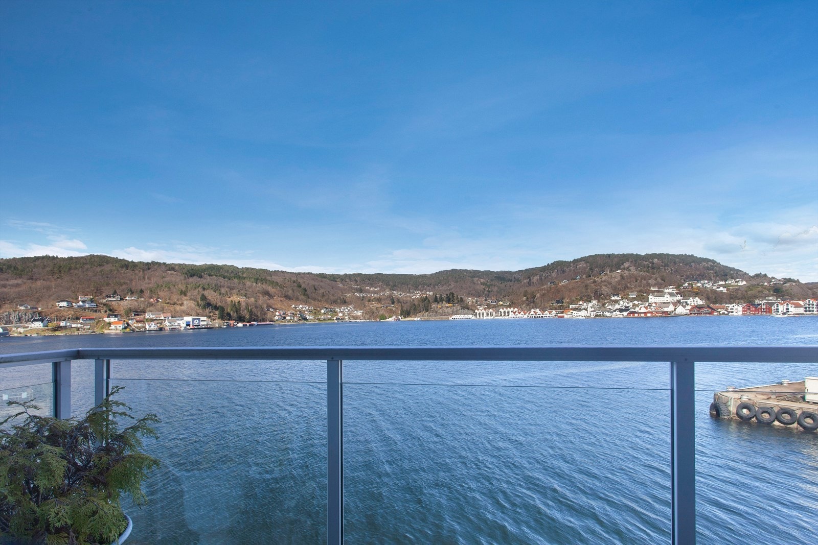 Fra leiligheten er det gang- og sykkelavstand til Flekkefjord sentrum med handlegate, kafeer og restauranter. Galleribilde