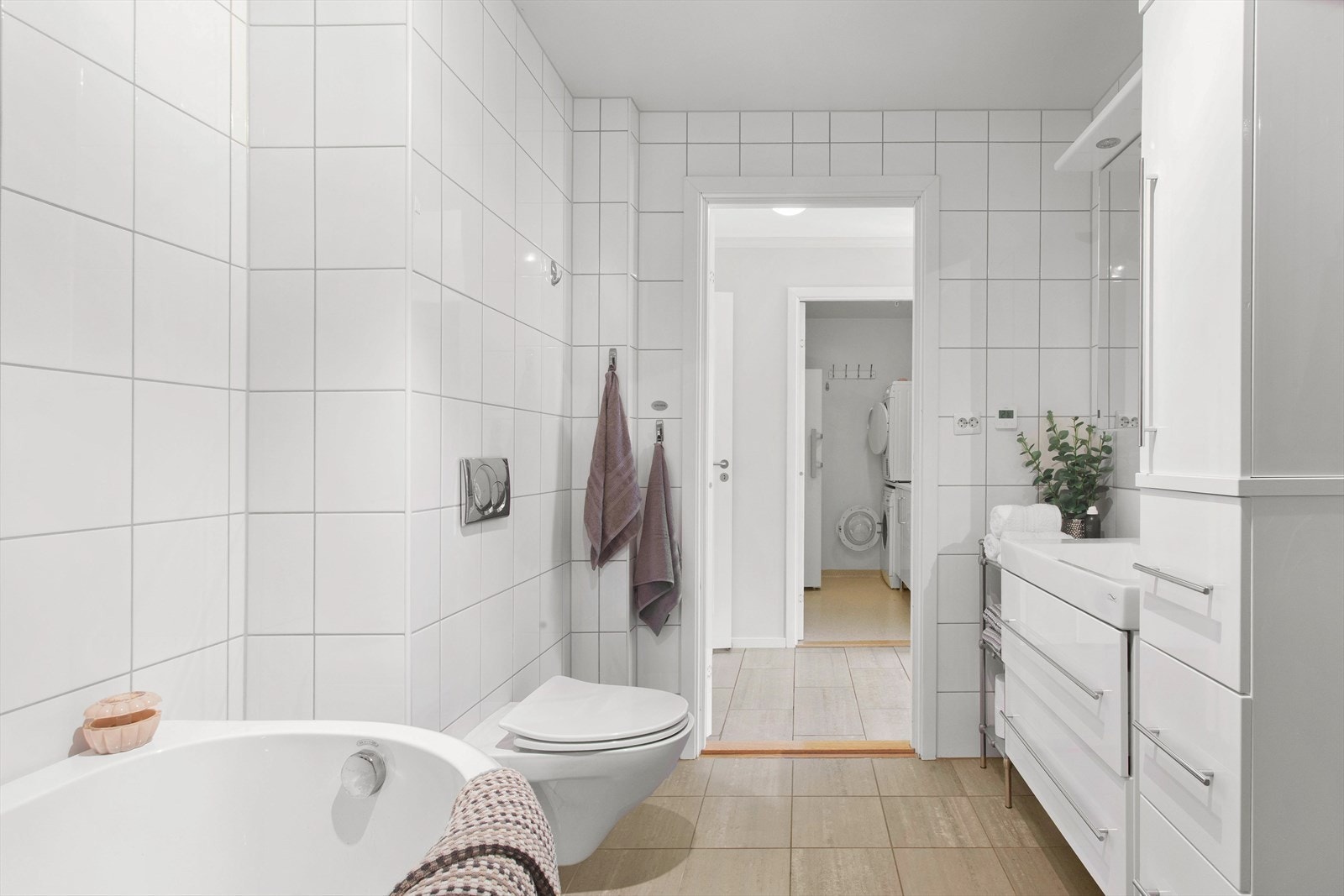 Fra badet er det direkte adkomst til et separat vaskerom. Galleribilde