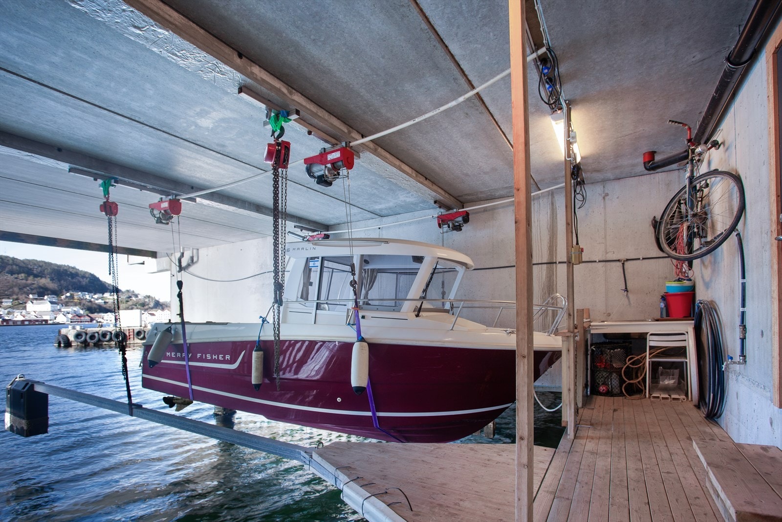 I bygningens underetasje medfølger båtstø med direkte tilgang til fjorden. Båtstøen er utstyrt med elektrisk heiseanordning for oppbevaring av båt over vannet. Galleribilde