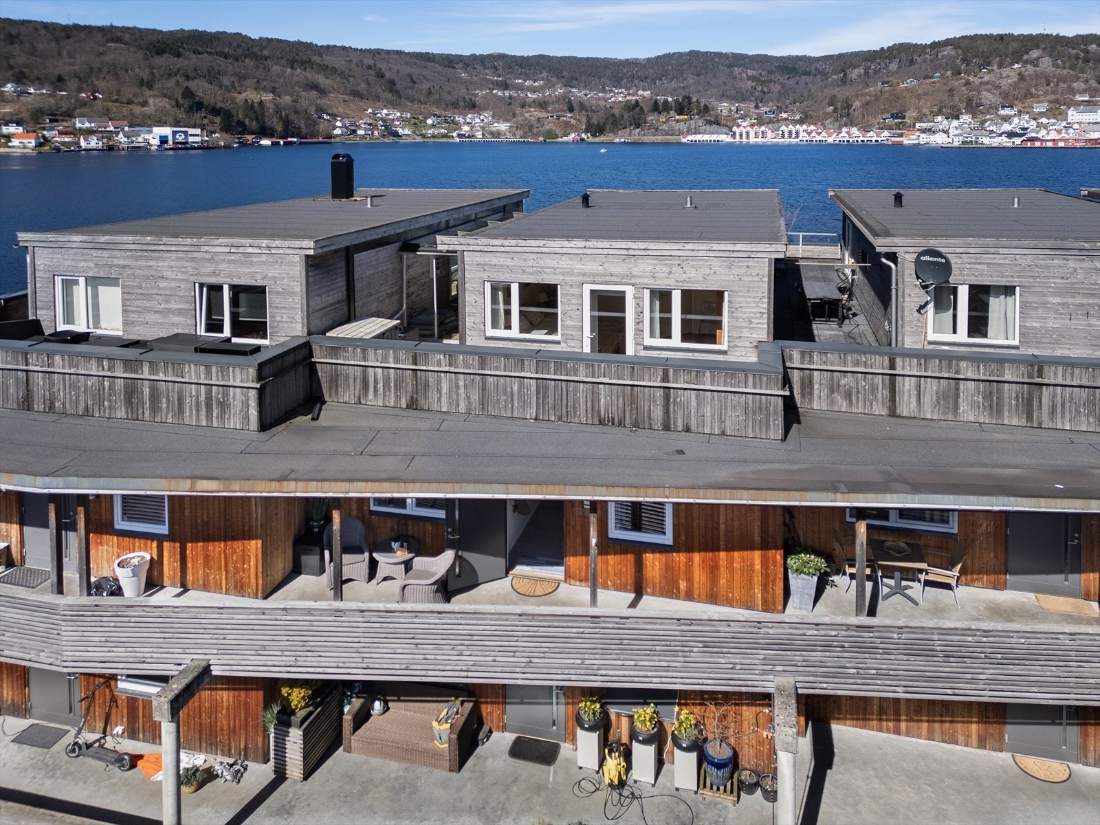 Bygget har flatt tak tekket med papp/belegg, som er en vanlig og solid løsning for moderne bygg. Galleribilde