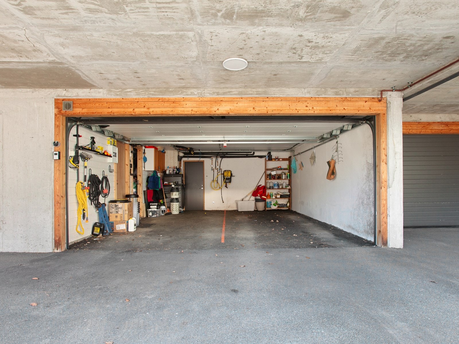 Det medfølger 1 parkeringsplass i felles, lukket garasjeanlegg. Galleribilde