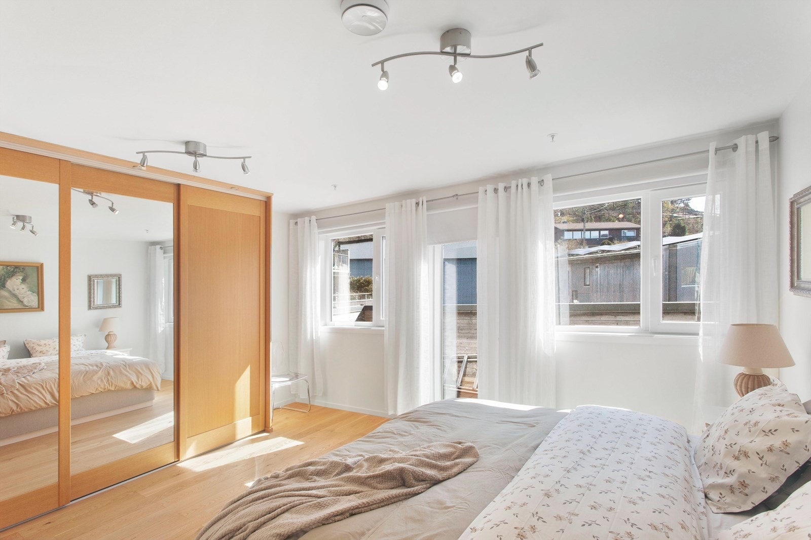 Rommet har direkte utgang til terrassen, noe som gir en eksklusiv hotellfølelse og nærhet til uteområdet. Galleribilde