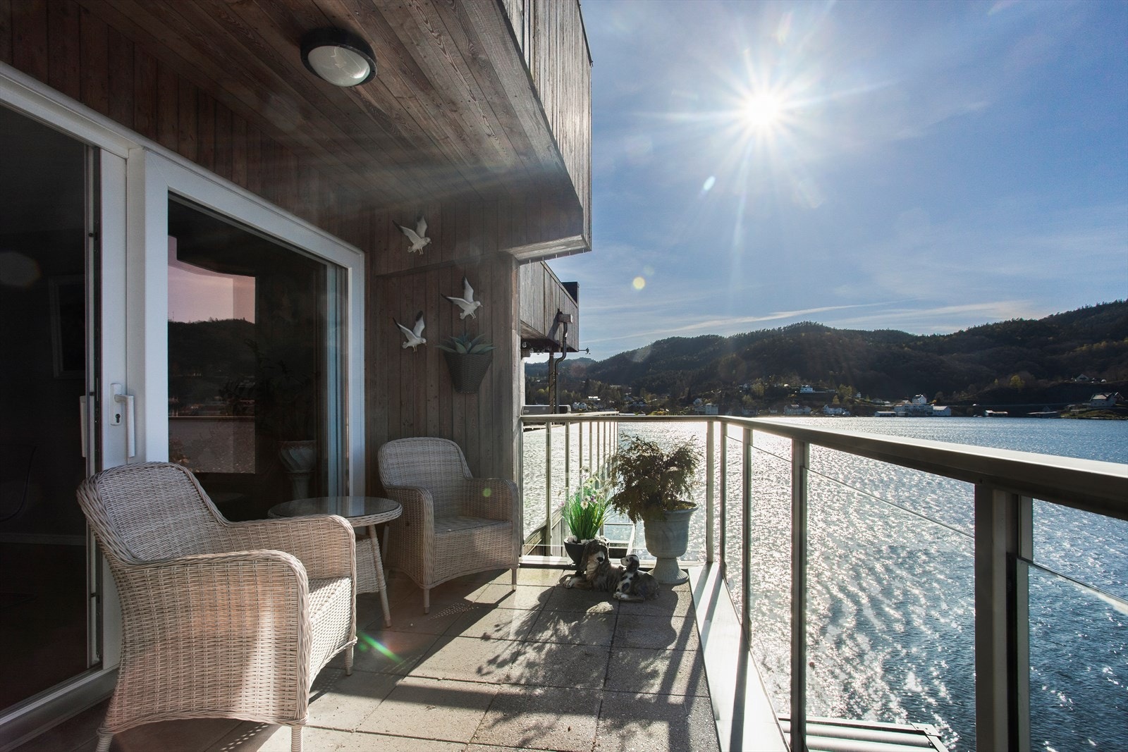 Solrik terrasse med utgang fra stuen med nydelig utsikt - perfekt for avslapning og sosiale stunder. Galleribilde