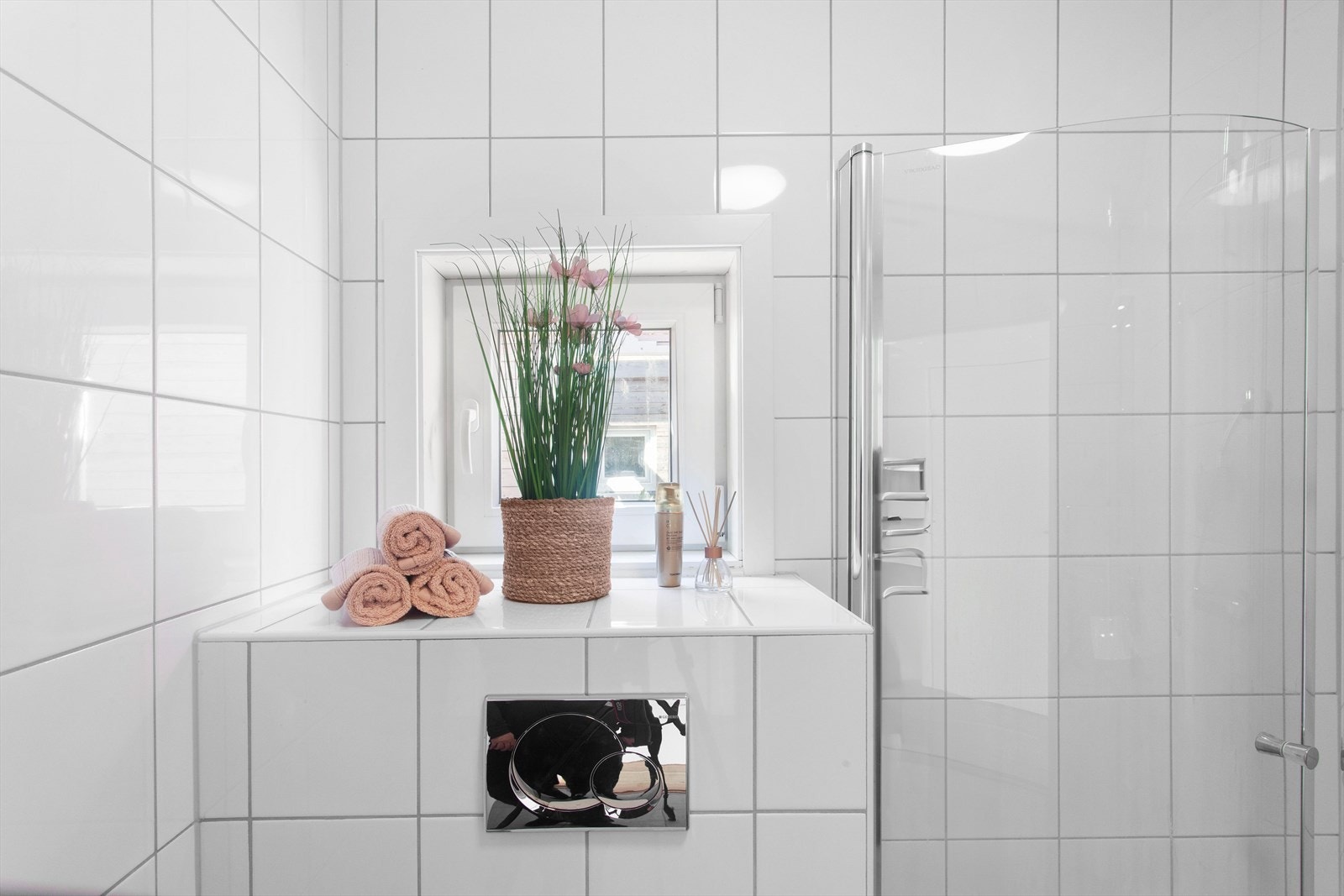 Et vindu ved dusjsonen gir naturlig lys til badet. Rommet har balansert ventilasjon. Galleribilde