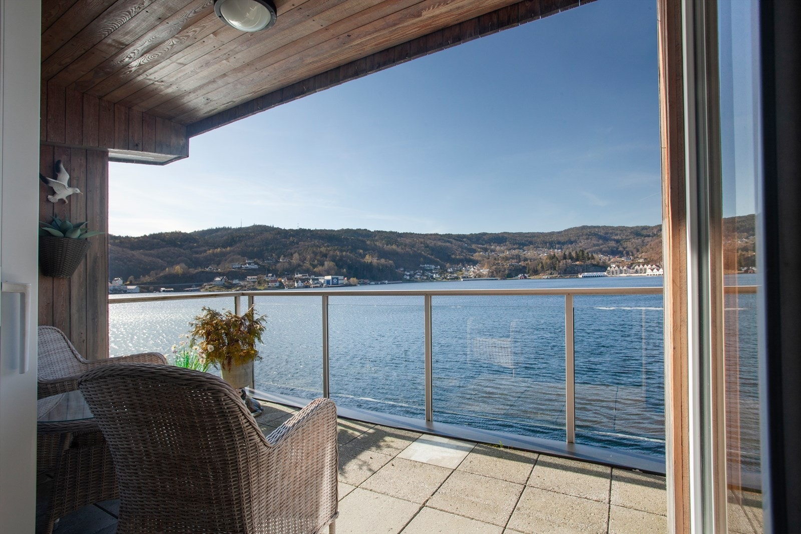 Terrassen i hovedetasjen har god plass til utemøbler og fungerer som et perfekt sted for morgenkaffen eller rolige sommerkvelder med utsikt over fjorden. Galleribilde