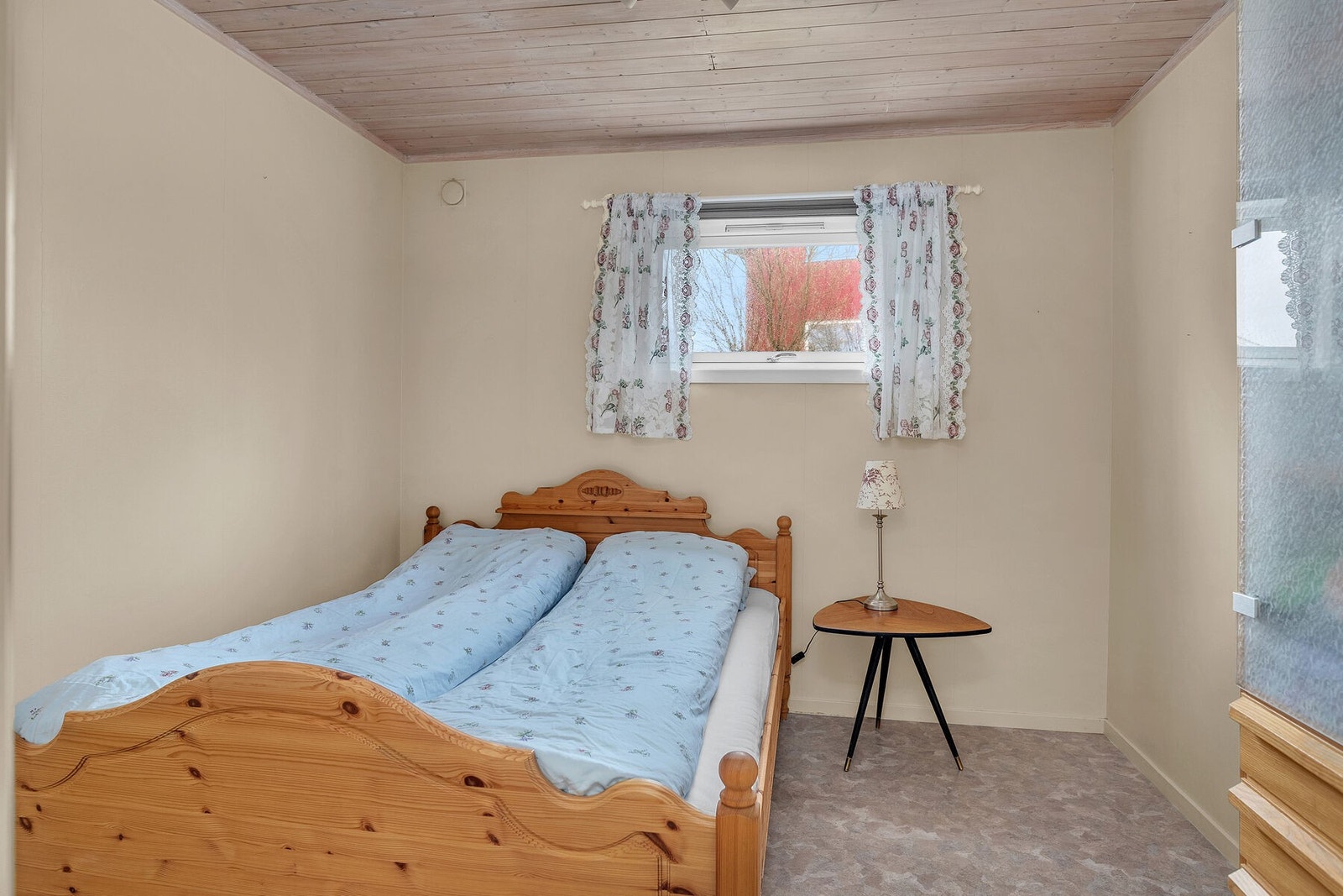 Disponibelt rom i første etasje er opprinnelig godkjent som vaskerom og brenselrom. Bruksendring er ikke omsøkt, og vinduet tilfredsstiller ikke krav for rom til varig opphold. Galleribilde