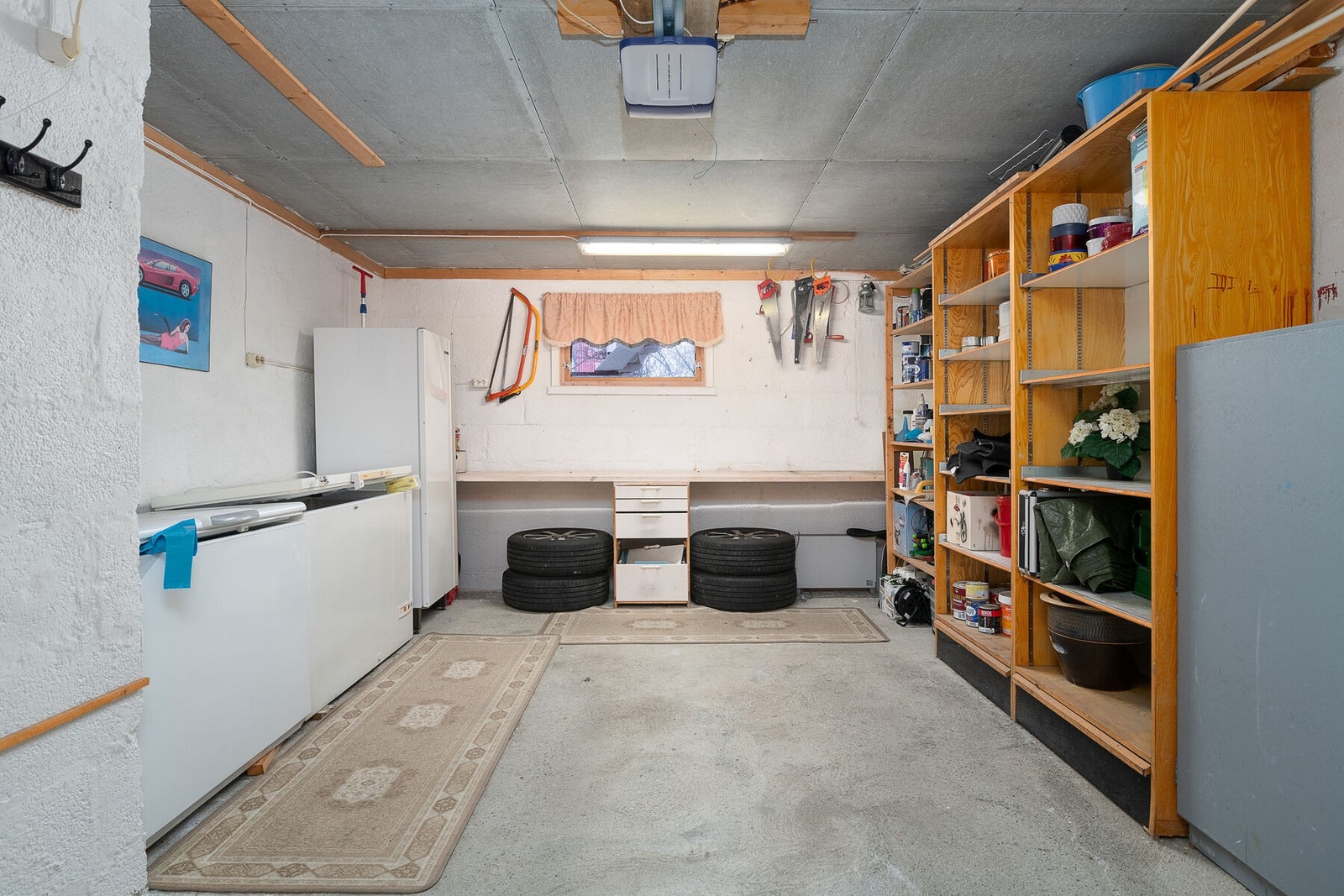 Integrert garasje med innvendig adkomst, god plass til bil og ekstra lagring. Galleribilde