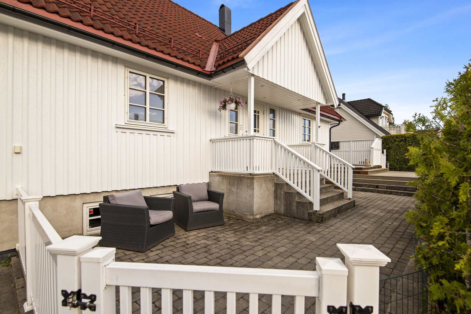 Hyggelig, overbygget inngangsparti til hoveddelen. Galleribilde