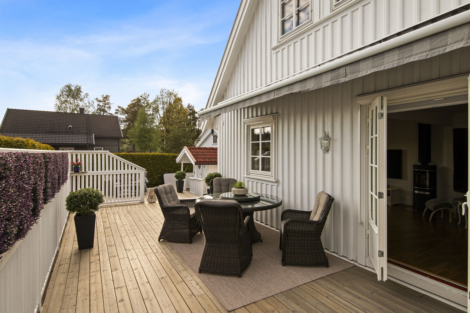 En markise gir mulighet for skygge over spiseplassen på terrassen. Galleribilde