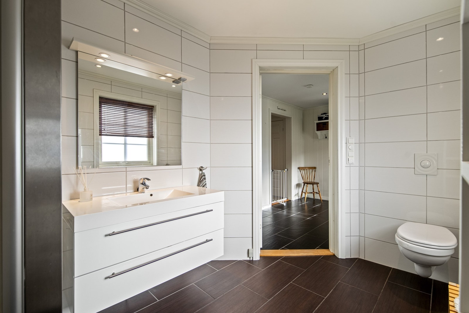 Badet har en praktisk plassering rett ved inngangspartiet. Galleribilde