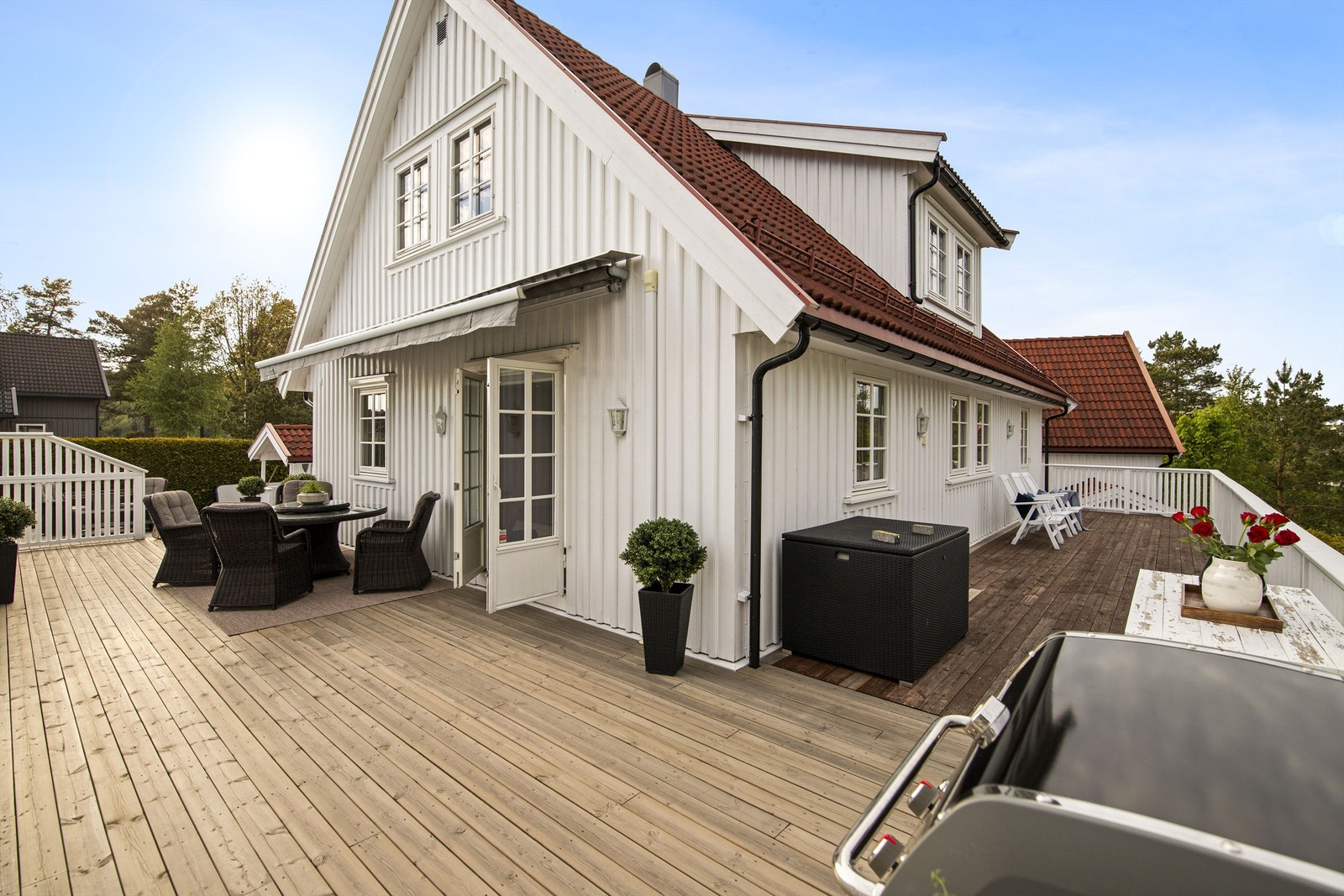 Terrassen strekker seg langs store deler av husets fasade. Galleribilde