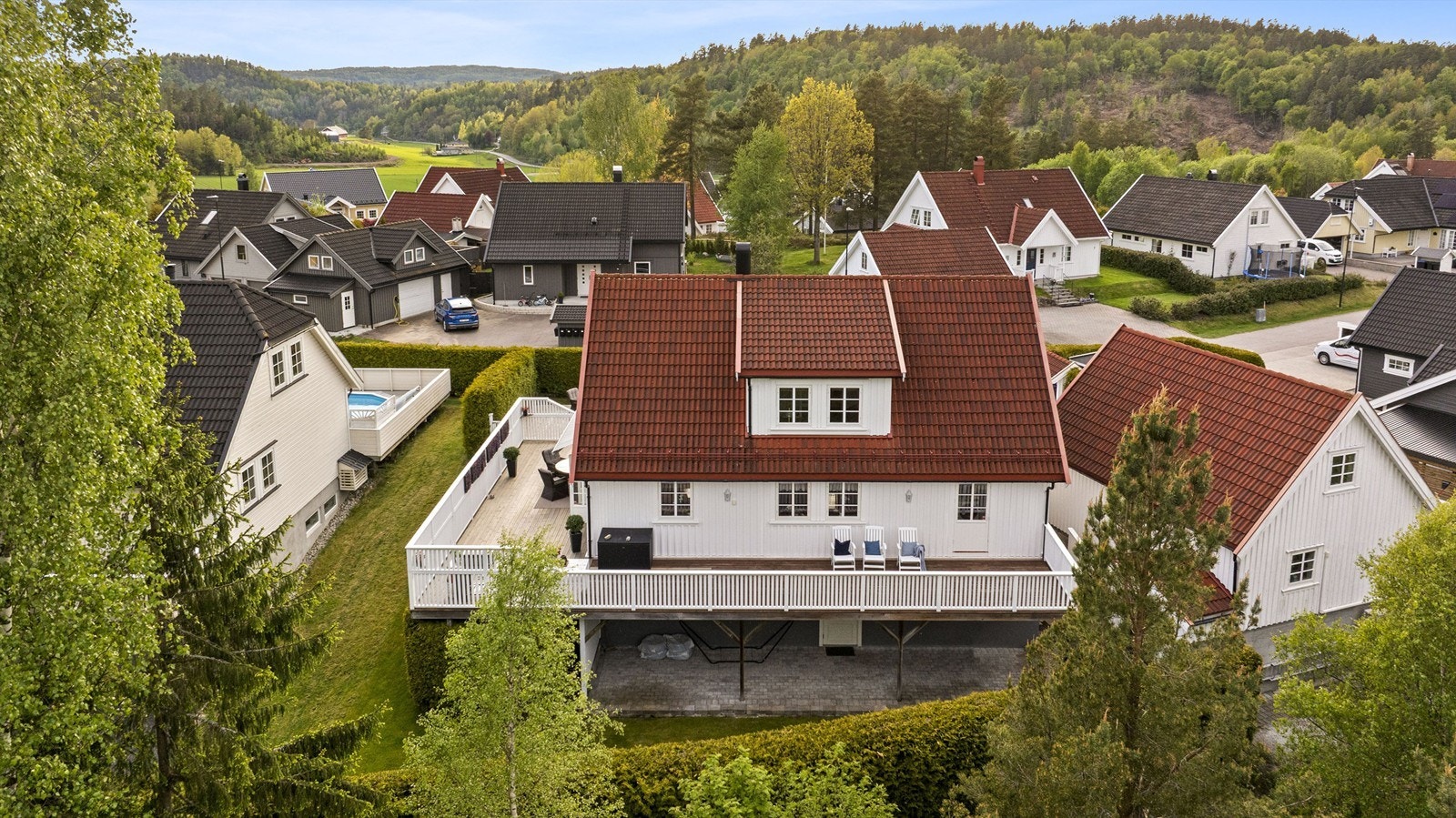 Boligen ligger fint til i feltet med gode lys- og utsiktsforhold. Galleribilde