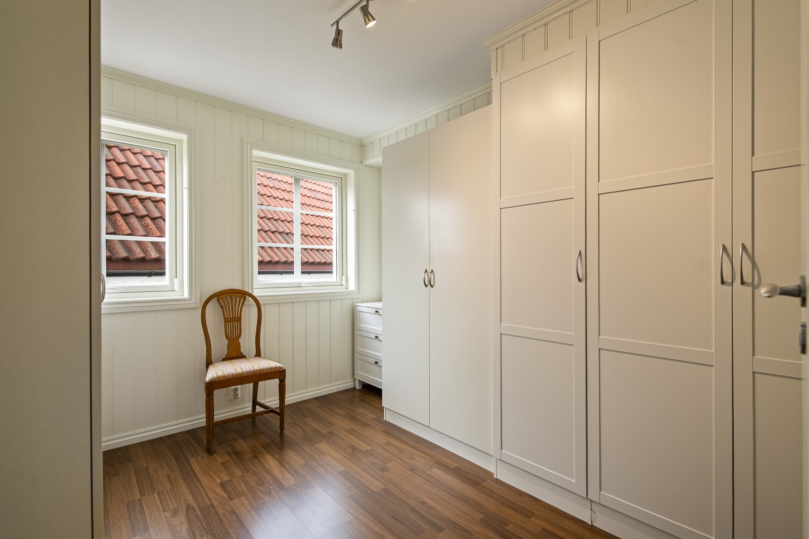 Praktisk innredet rom i tilknytning til trappegangen, ideelt for garderobe eller oppbevaring. Galleribilde