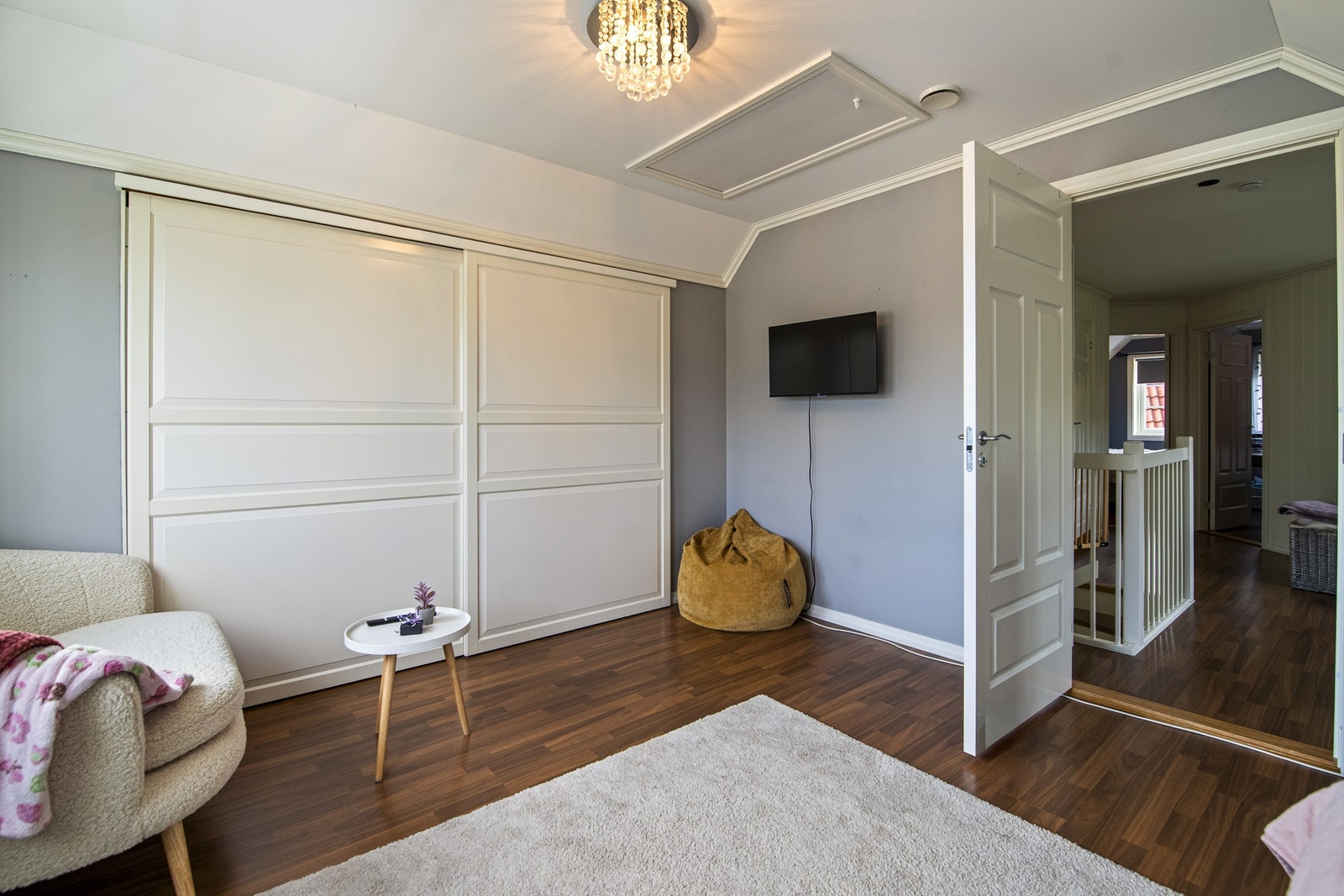 En stor skyvedørsgarderobe gir rikelig med oppbevaringsplass. Galleribilde