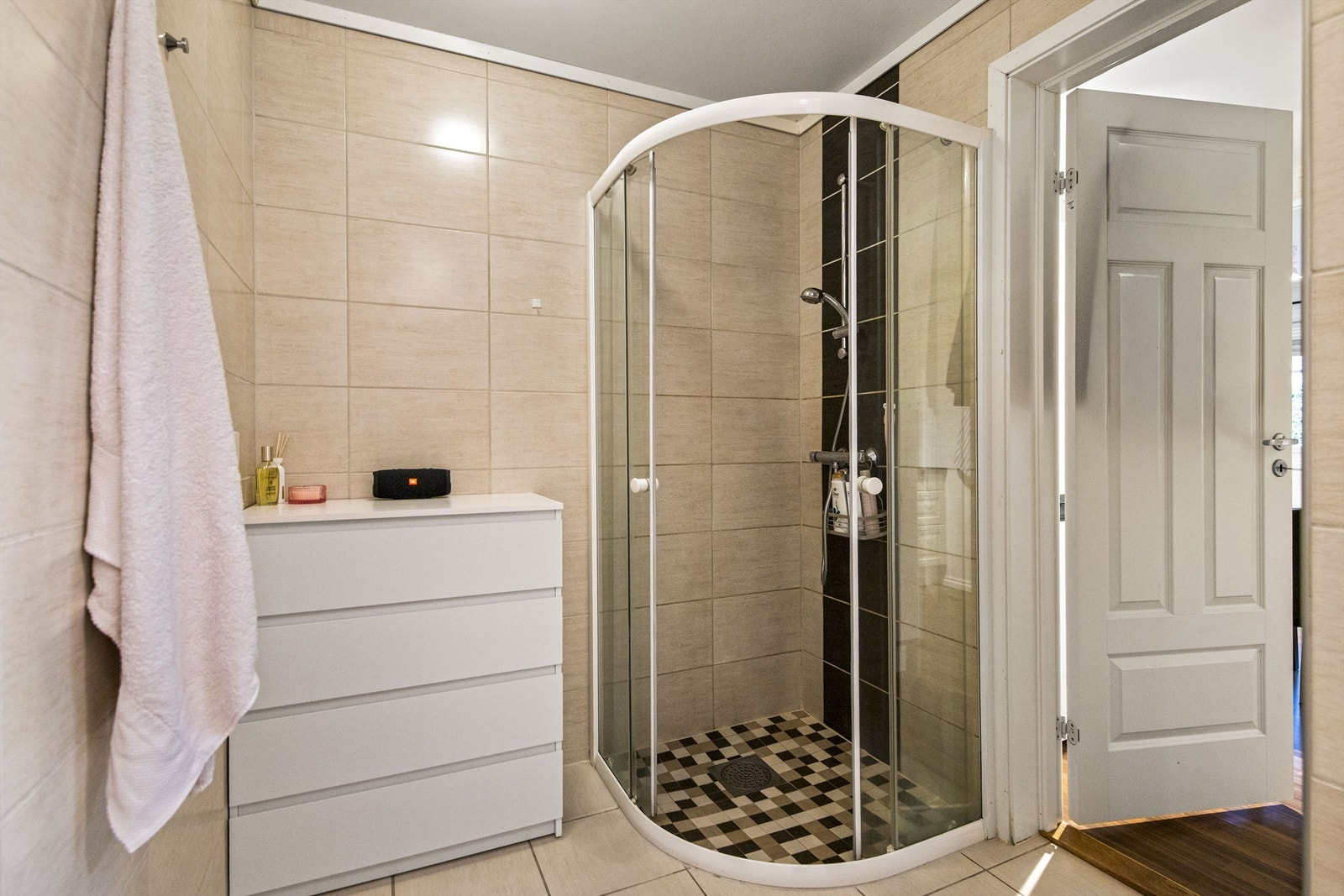 Et buet dusjkabinett utnytter plassen på badet godt. Galleribilde
