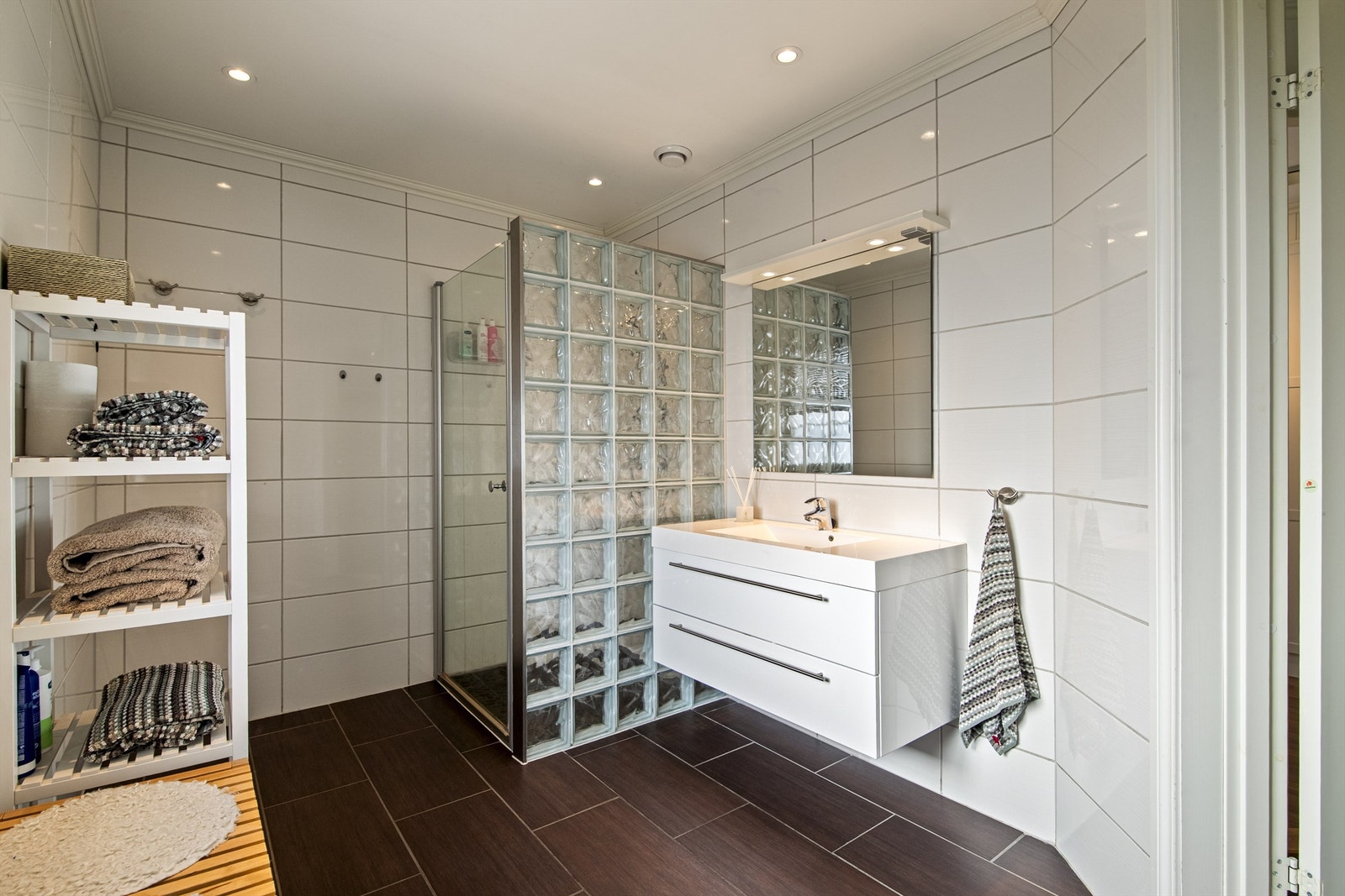 En glassbyggersteinvegg skjermer elegant for dusjsonen. Galleribilde