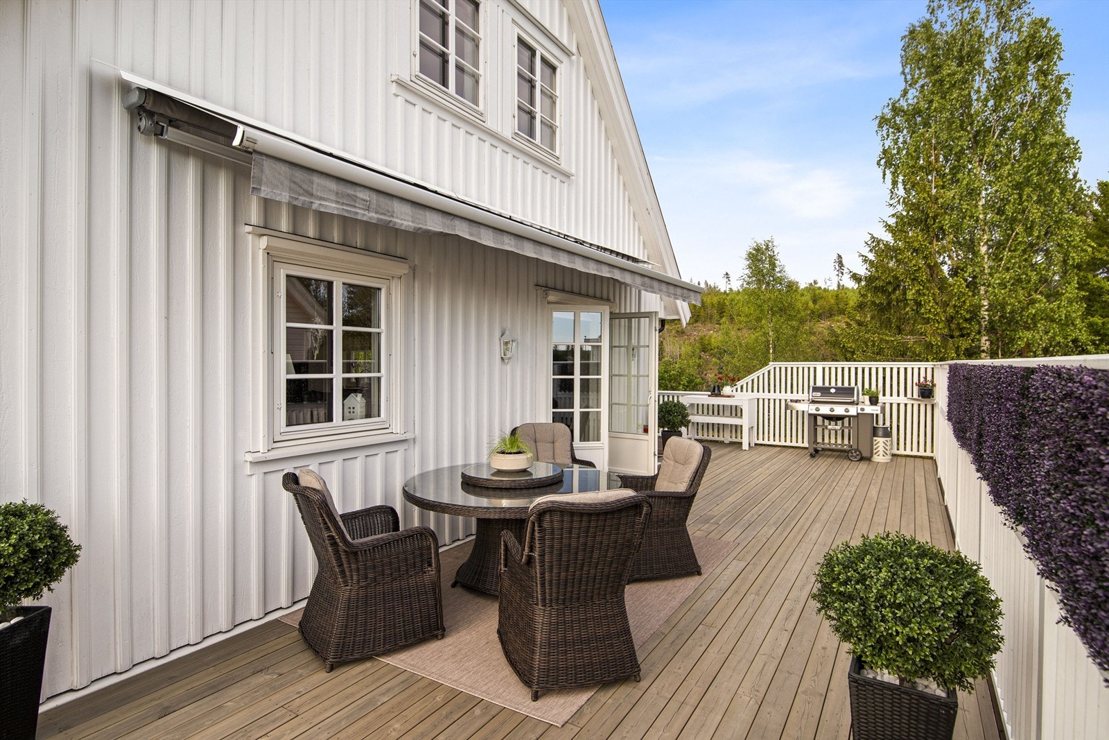 Den store terrassen har god plass til både spisebord og grill. Galleribilde