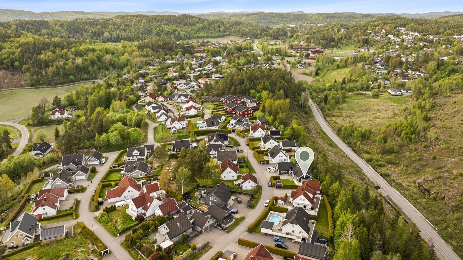 Fra Blåbærveien er det ca. 15 minutter med bil til Sandefjord sentrum og Torp lufthavn. Galleribilde